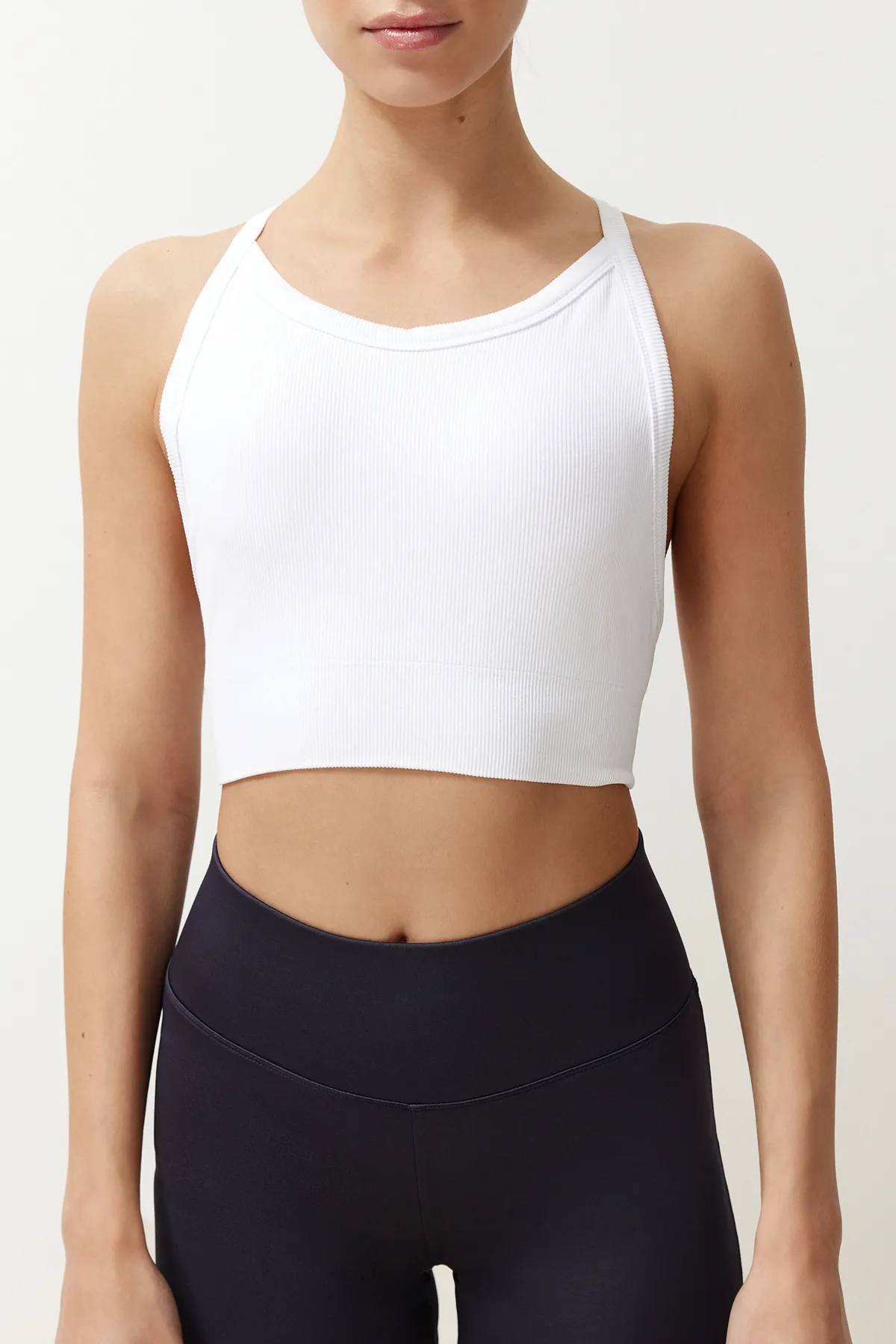 Trendyol Collection  Weißer nahtloser/nahtloser, gestützter/formender Neckholder-Sport-BH aus Strick THMSS24SS00029