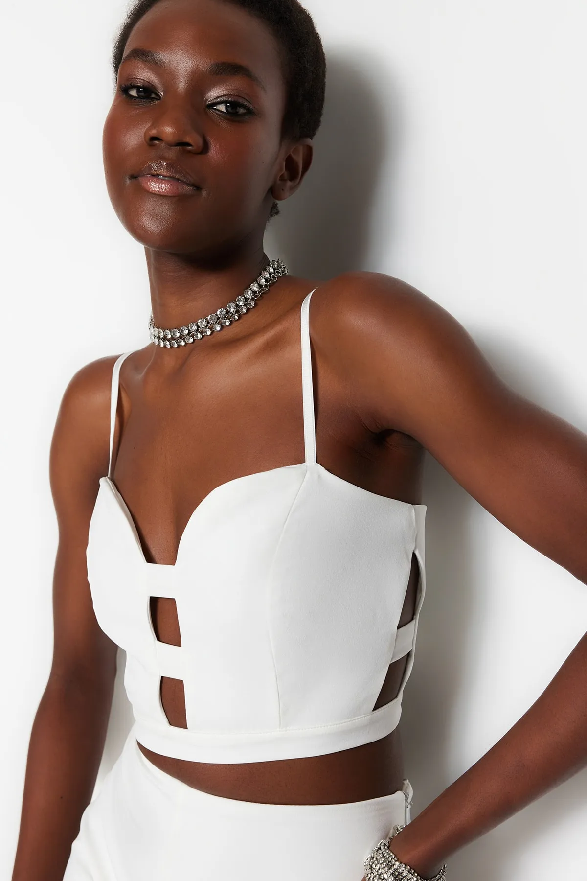 Trendyol Collection  Ecrufarbenes, bauchfreies Bustier mit gewebtem Fenster/Ausschnitt-Detail TPRSS23BS00078