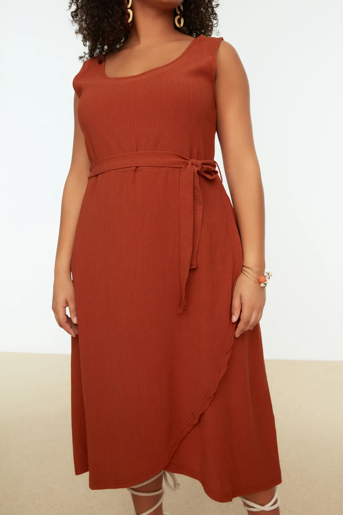 Trendyol Curve  Zweireihiges Strickkleid mit Fliesengürtel TBBSS22AH0144