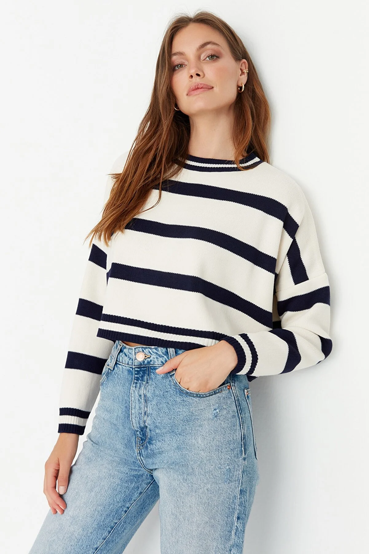 Trendyol Collection  Ecrufarbener, kurzer Strickpullover mit Streifen TWOAW23KZ00205