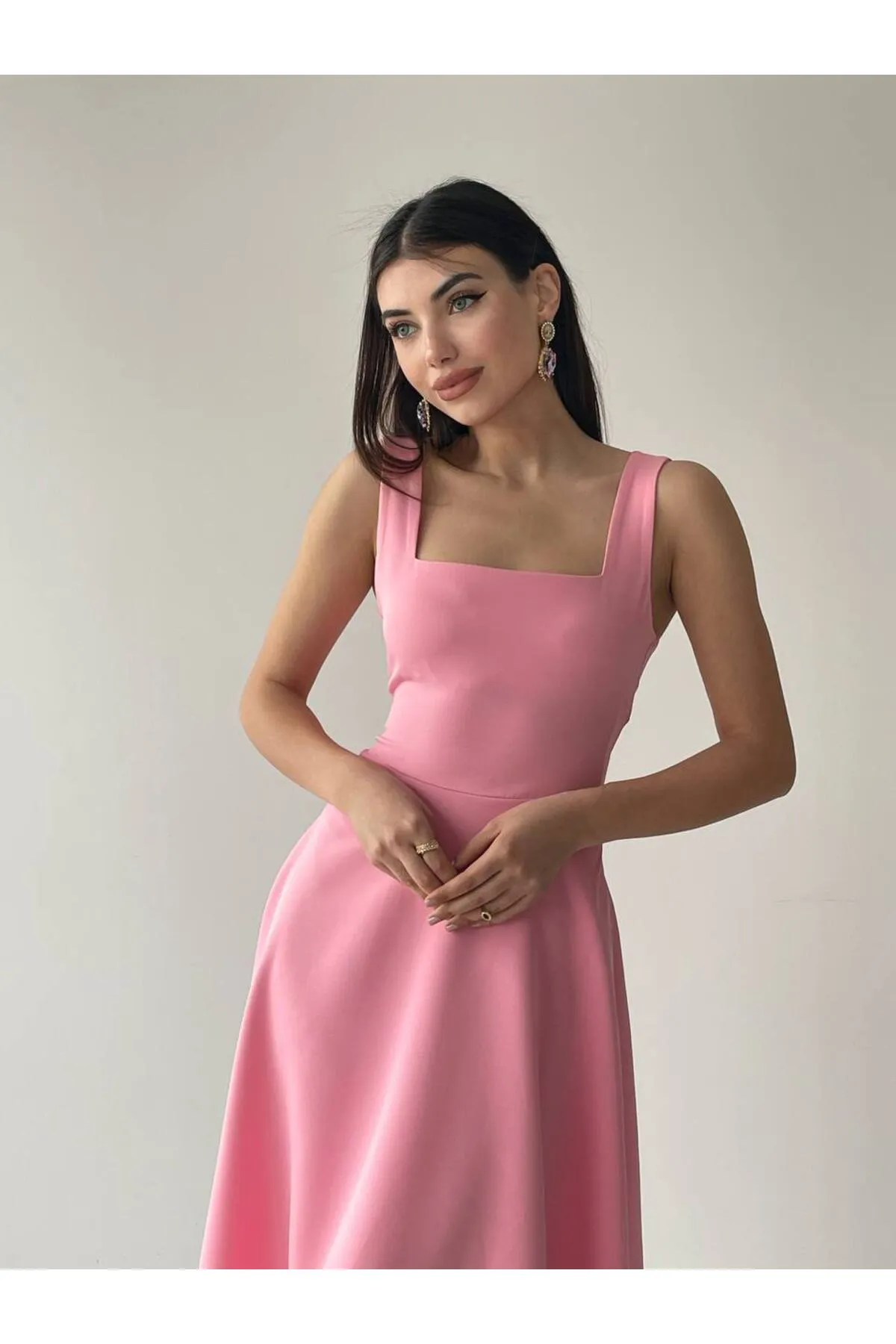 SONREİR  JESICA-KLEID MIT DICKEN TRÄGERN UND QUADRATISCHEM YEKA-DETAIL