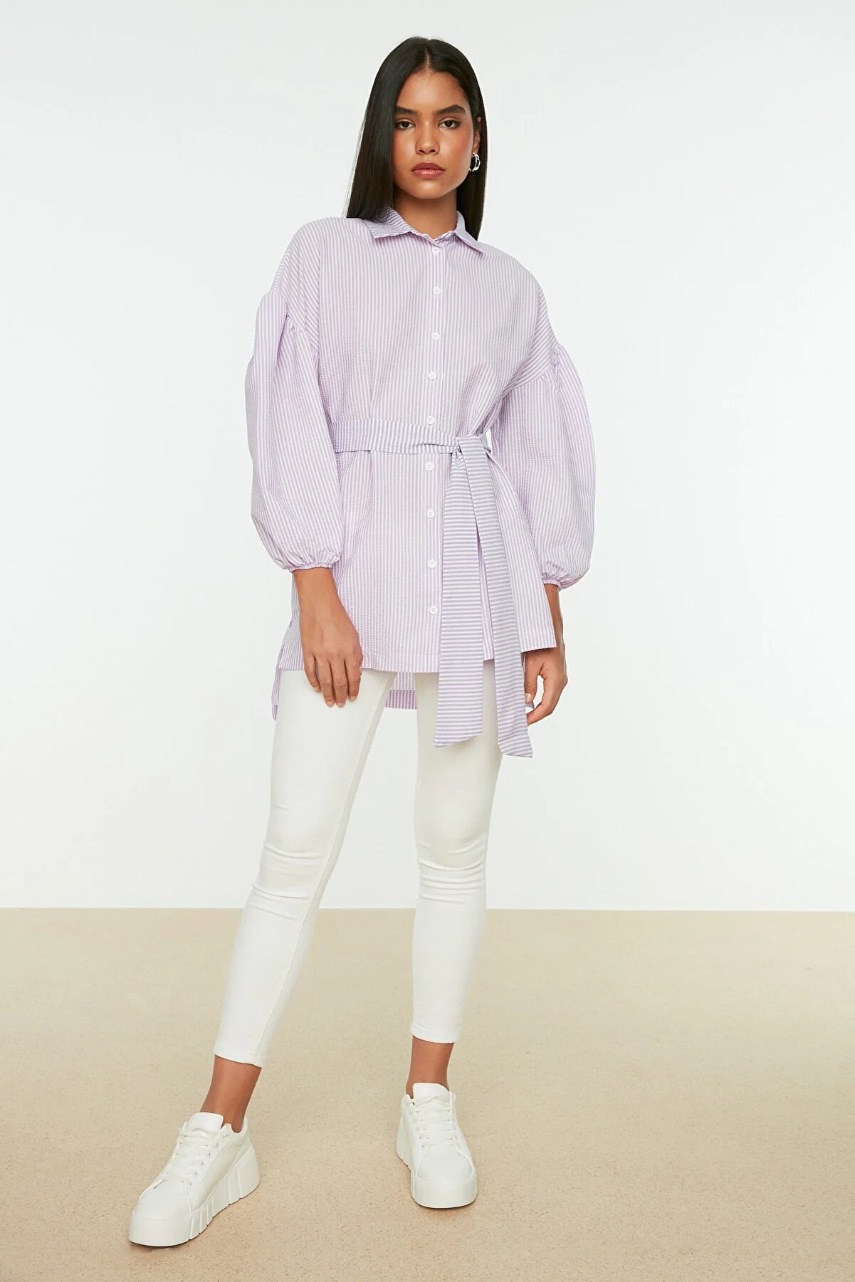 Trendyol Modest  Lila gestreiftes, gewebtes Hemd mit Ballonärmeln und langem Rücken, Gürtel TCTSS22GO0116
