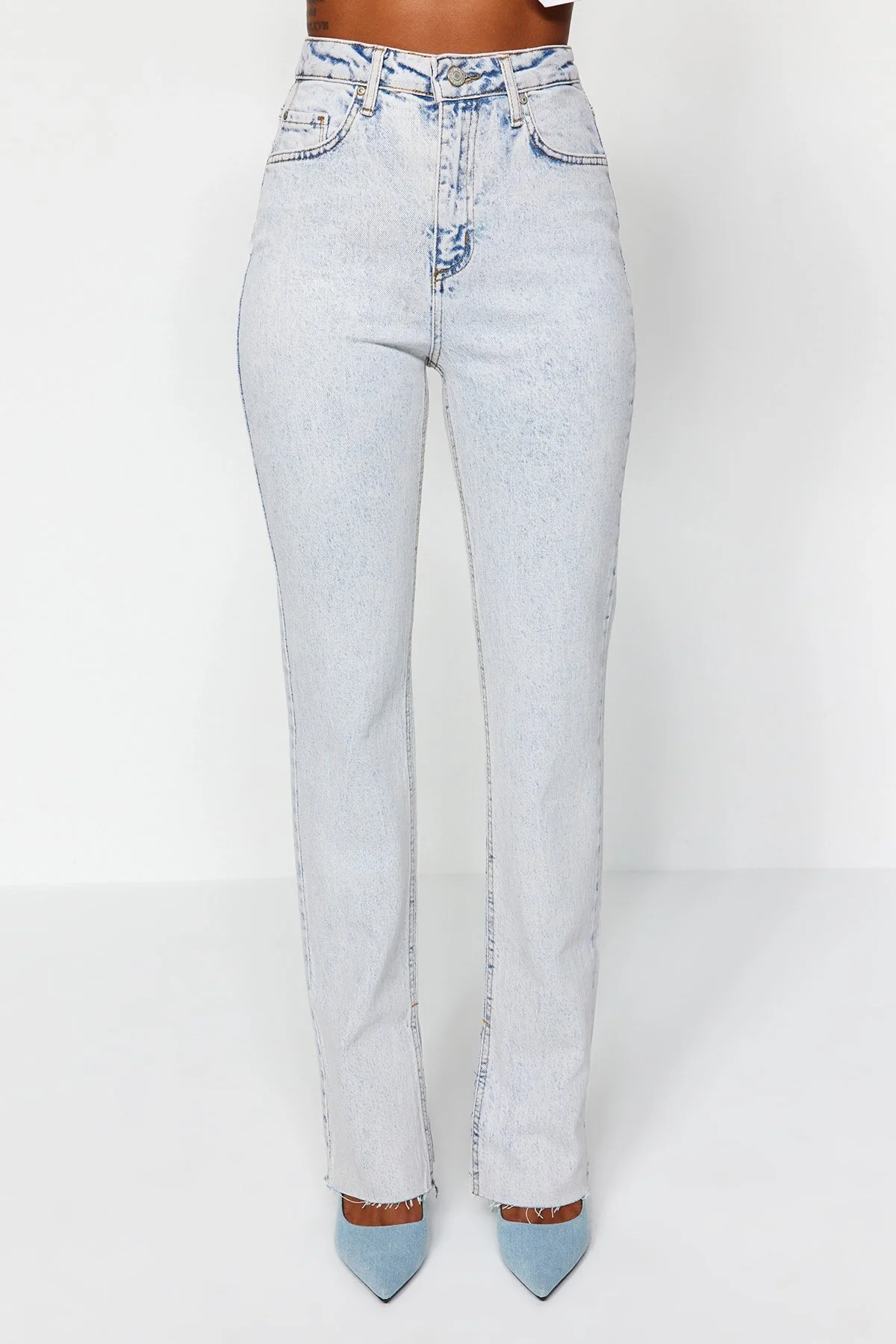 Trendyol Collection  Blaue Schlagjeans mit Schlitz und hoher Taille TWOAW22JE0382