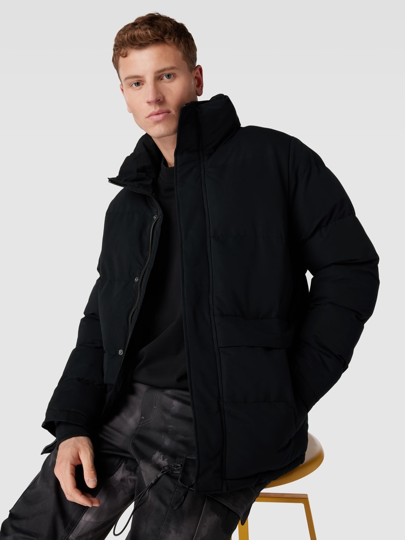 Steppjacke in unifarbenem Design mit Kapuze in schwarz