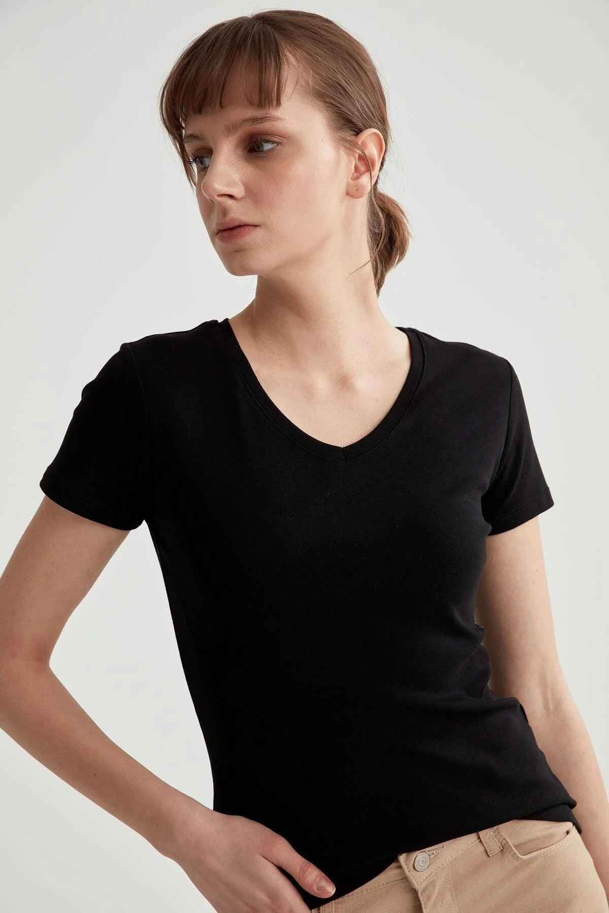 DeFacto  Schmal geschnittenes Basic-Kurzarm-T-Shirt aus 100 % Baumwolle mit V-Ausschnitt