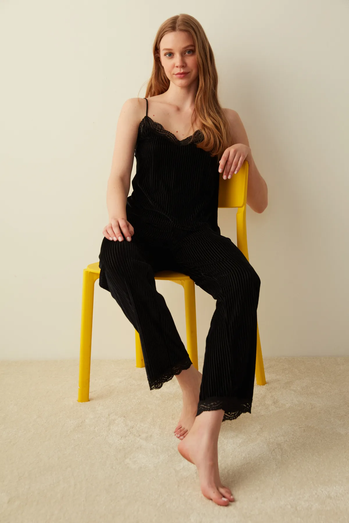 Penti  Schwarze Mariana Pyjamahose aus Samt mit Spitzendetails