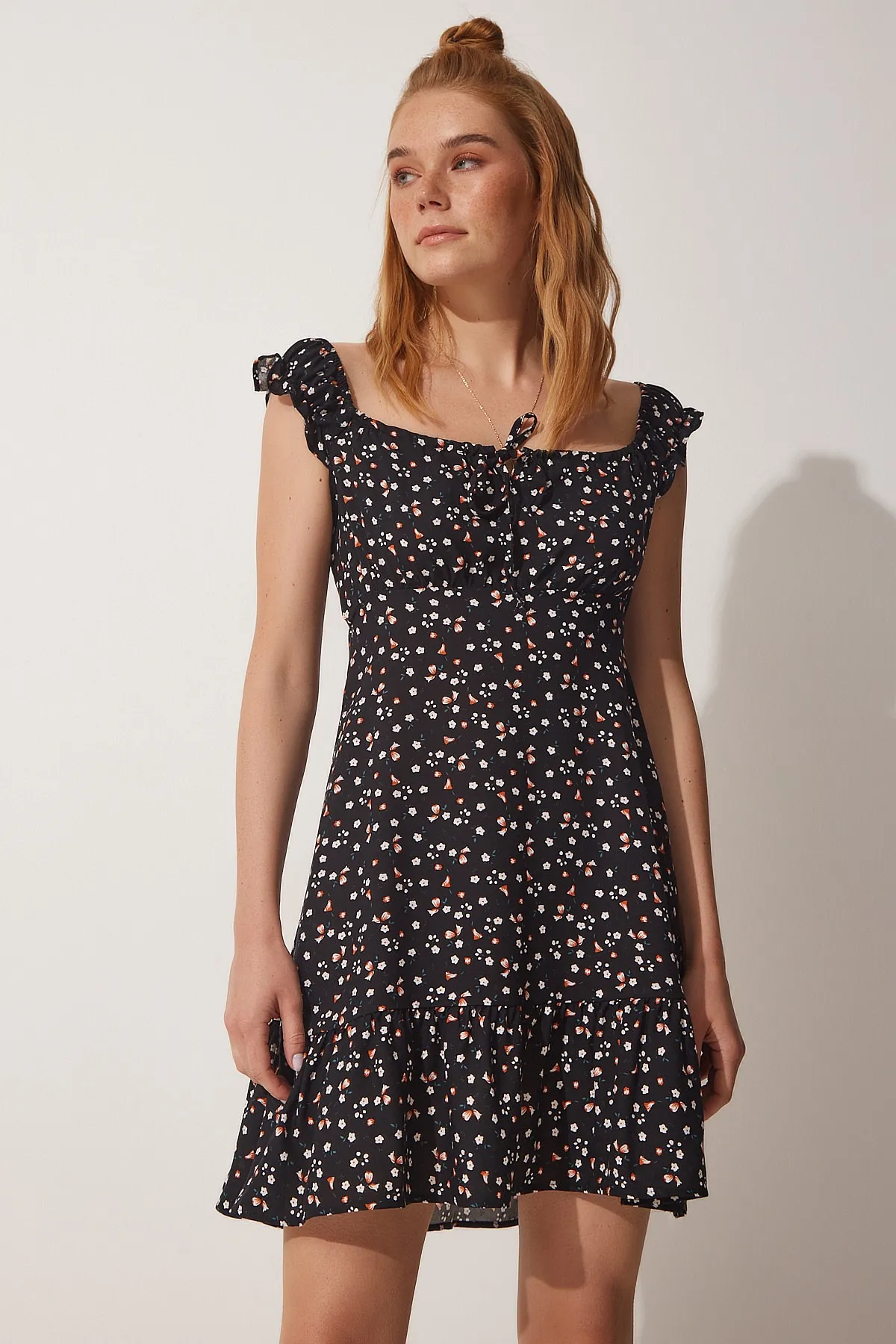 Happiness İstanbul  Schwarzes geblümtes, gerafftes Viskose-Sommerkleid für Damen DD01218