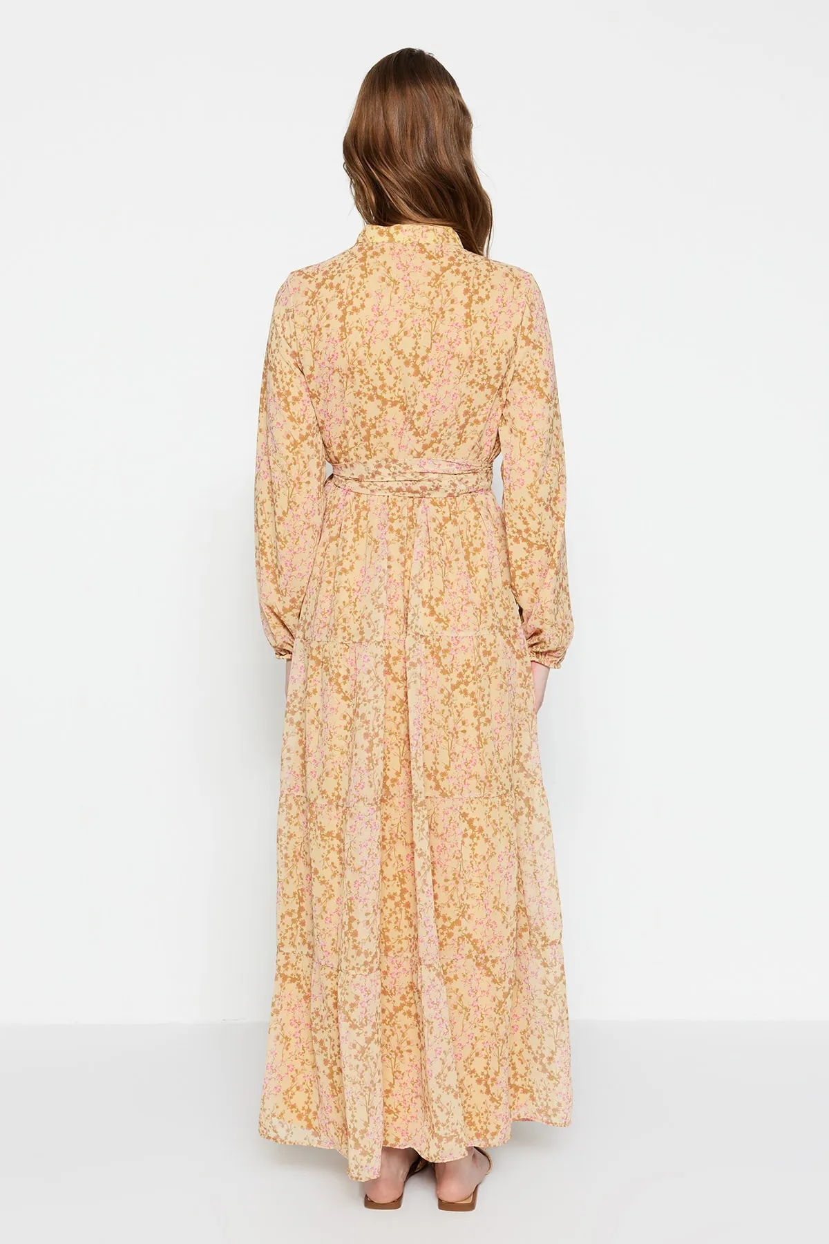 Trendyol Modest  Gelbes Kleid aus gewebtem Chiffon mit Blumenmuster, Gürtel, Stehkragen und Futter TCTSS21EL3346
