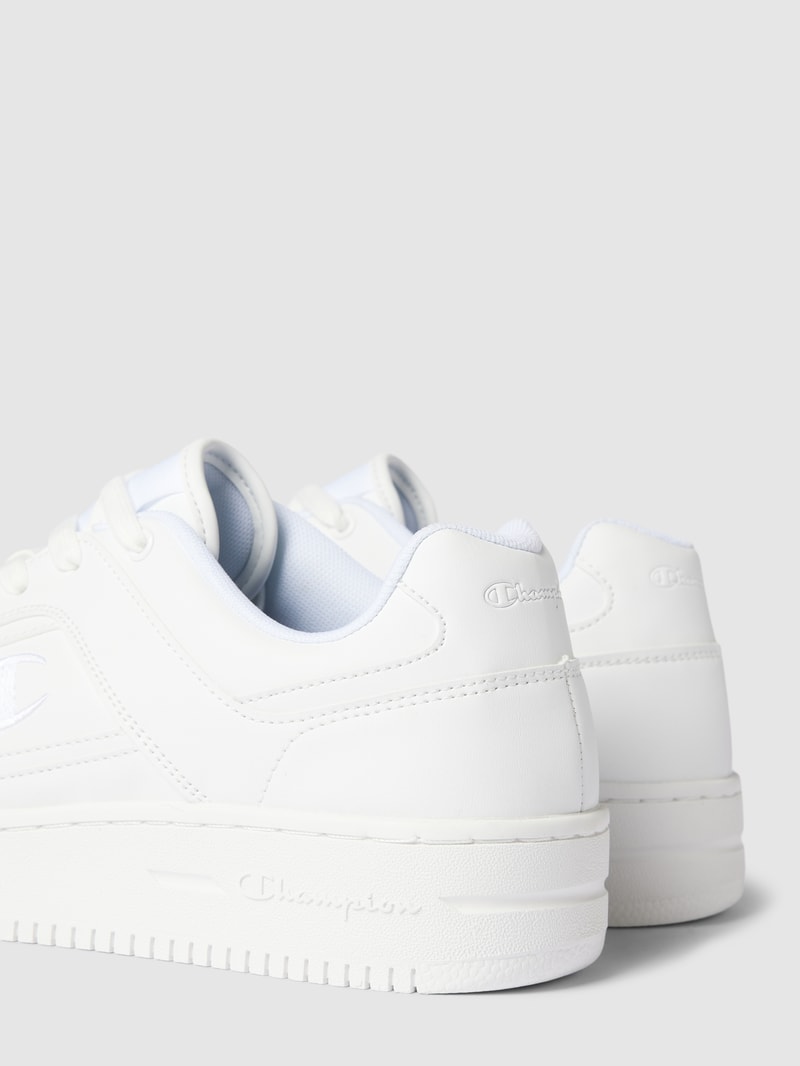 Sneaker mit Label-Detail in weiß