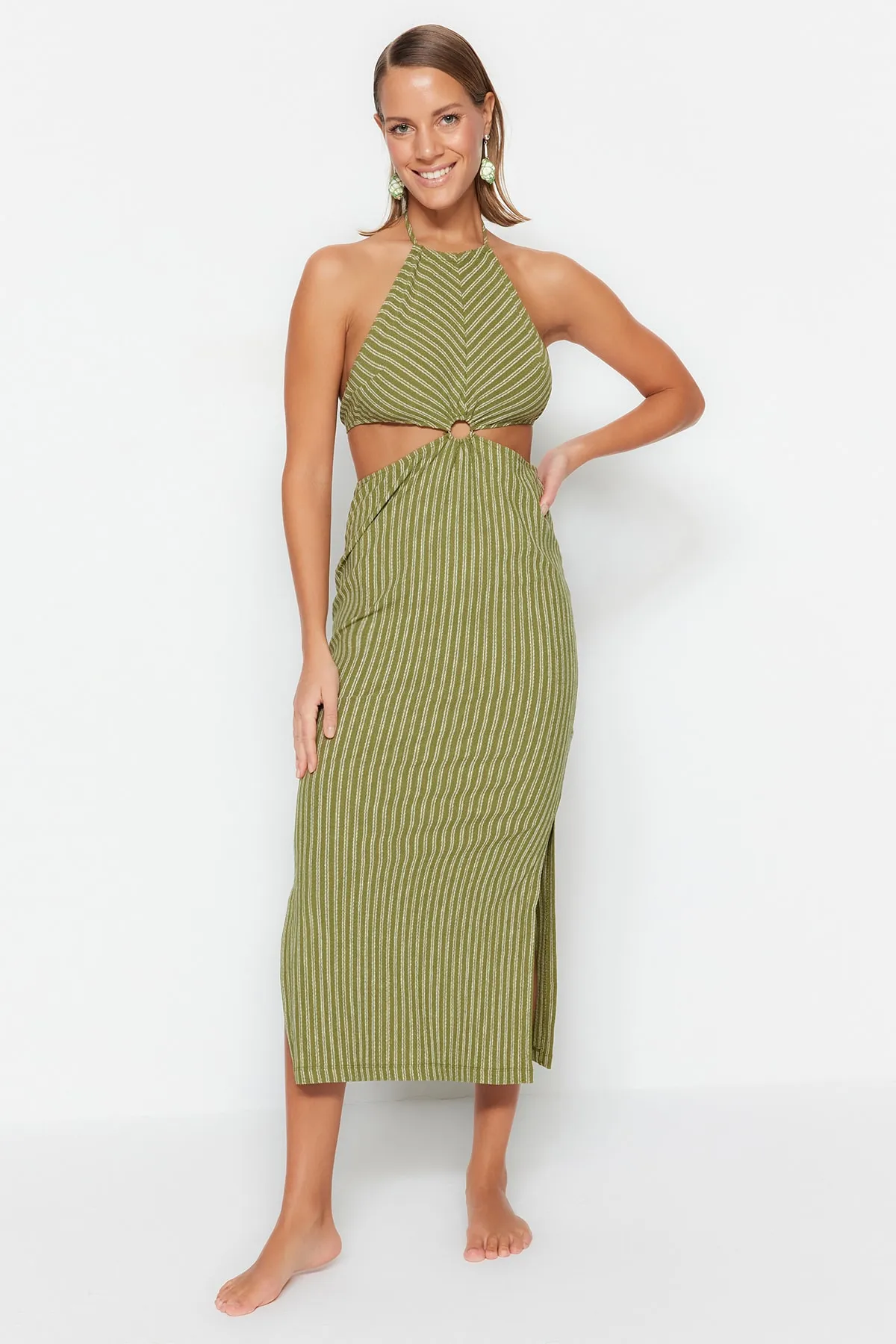 Trendyol Collection  Grün gestreiftes Maxi-Strickaccessoires-Strandkleid im Strick-Look TBESS23EL00066