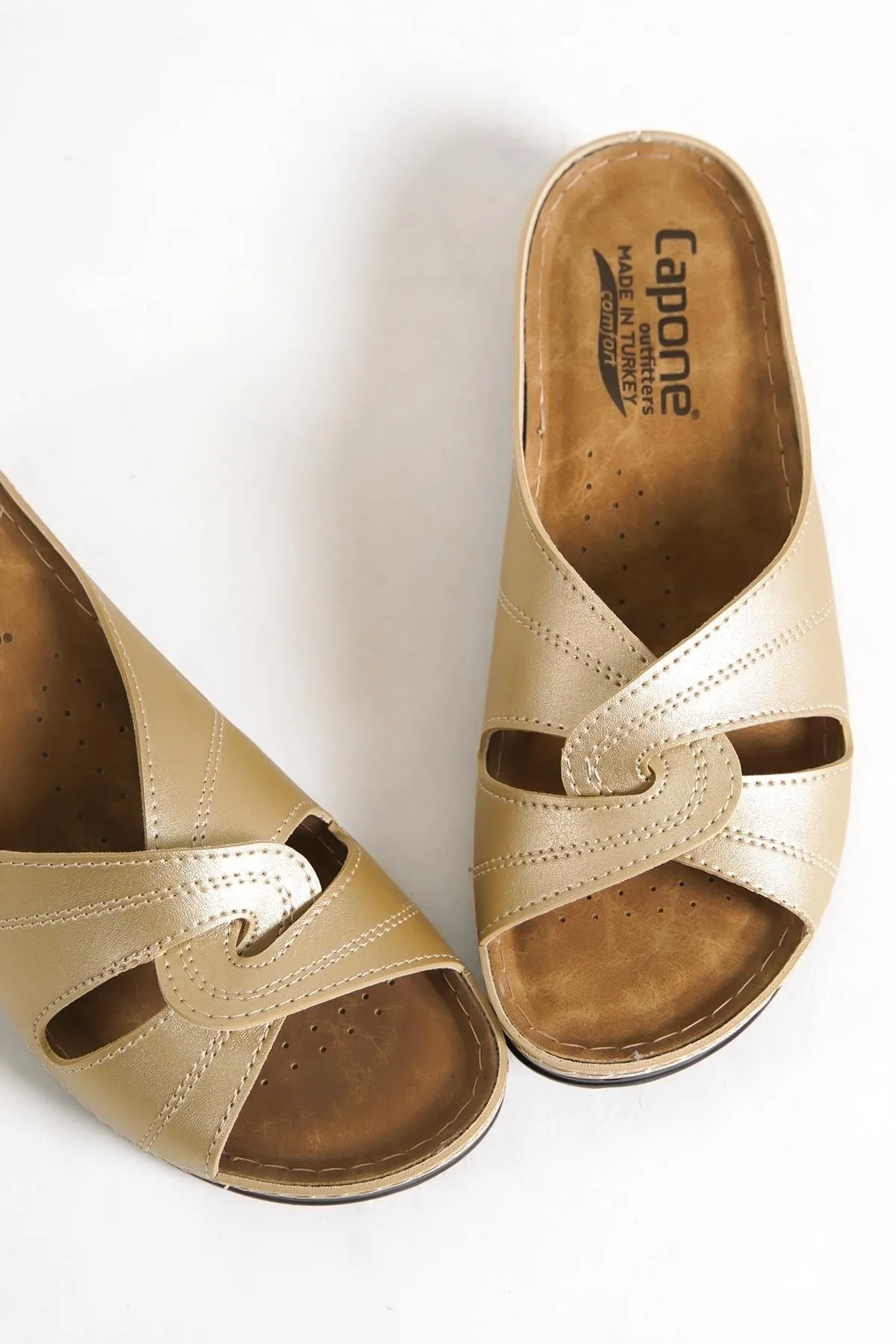 Capone Outfitters  Anatomisch weiche, bequeme Mutterhausschuhe mit Keilabsatz