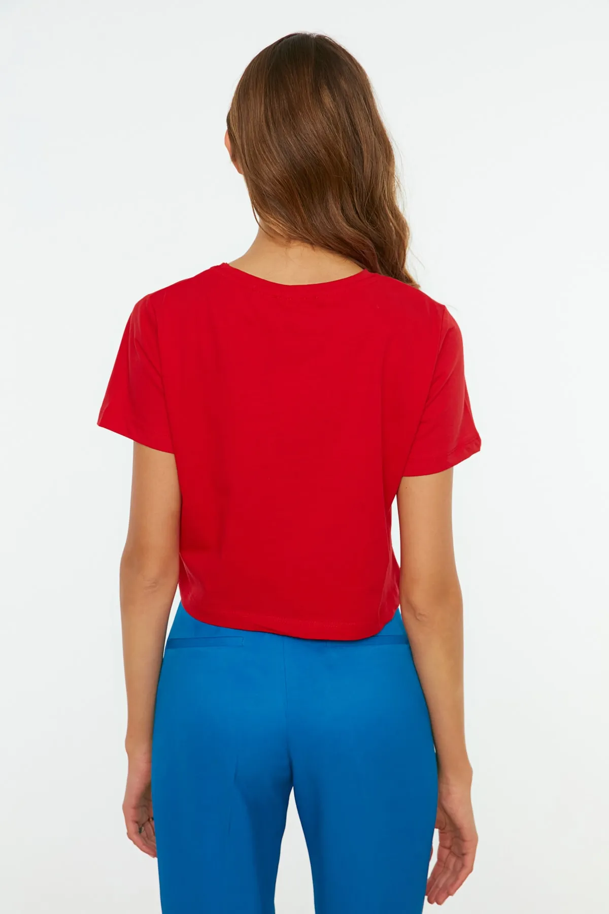 Trendyol Collection  Rotes, kurz geschnittenes Strick-T-Shirt aus 100 % Baumwolle mit Rundhalsausschnitt TWOSS20TS0135
