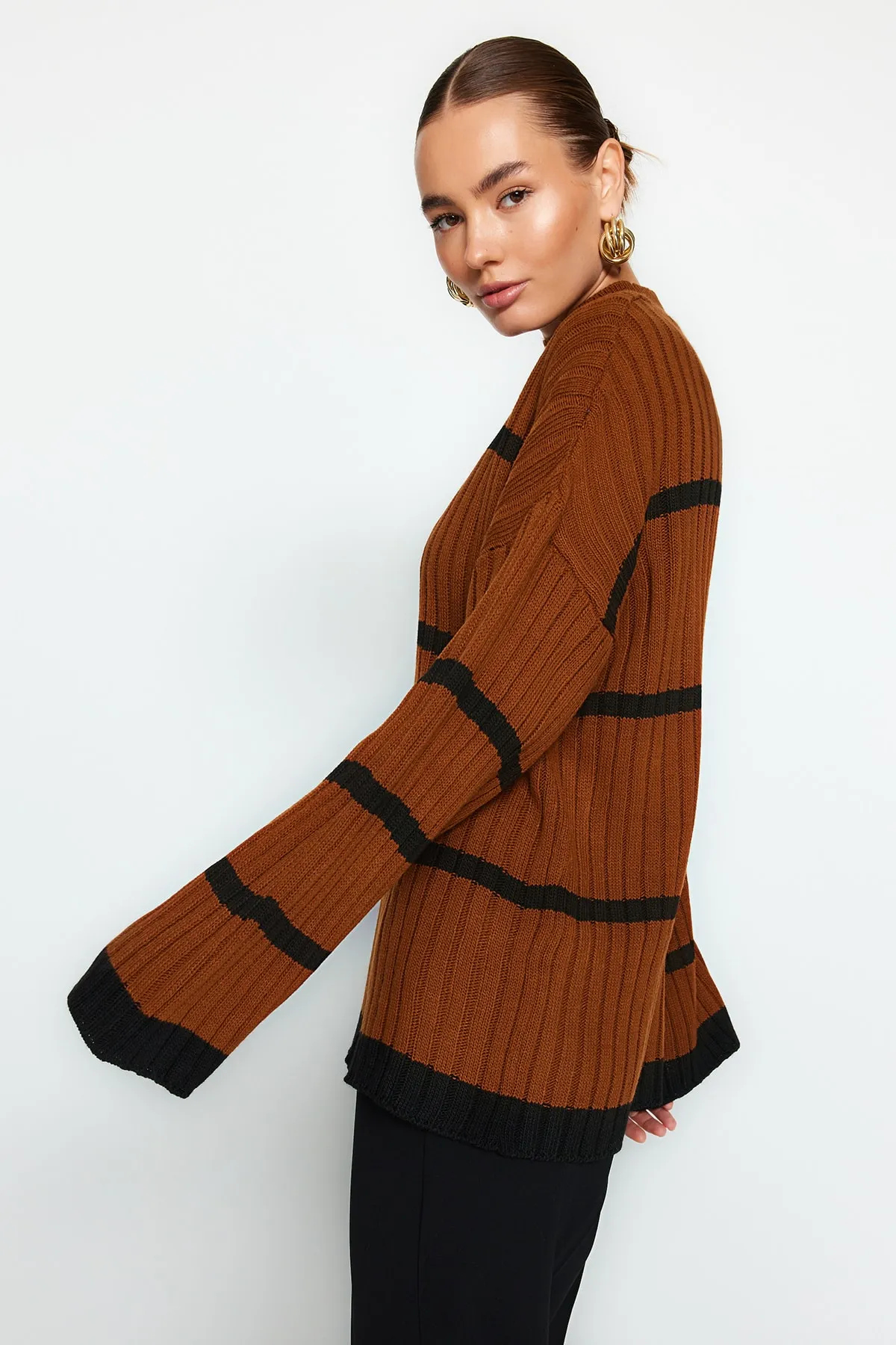 Trendyol Collection  Zimtfarbener Strickpullover mit weiter Passform TWOAW24KZ00557