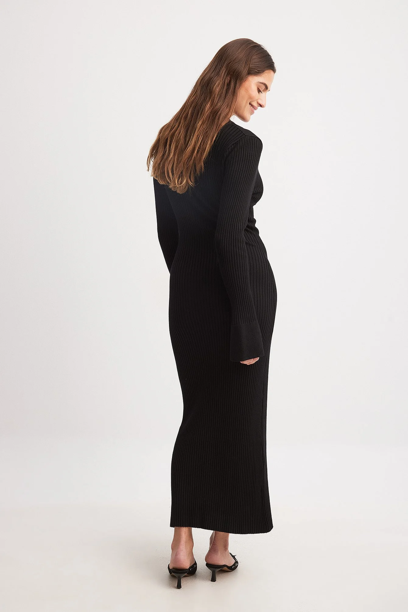Rippenstrick-Kleid mit Trompetenärmeln