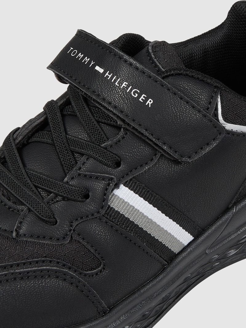 Sneaker in Leder-Optik in schwarz