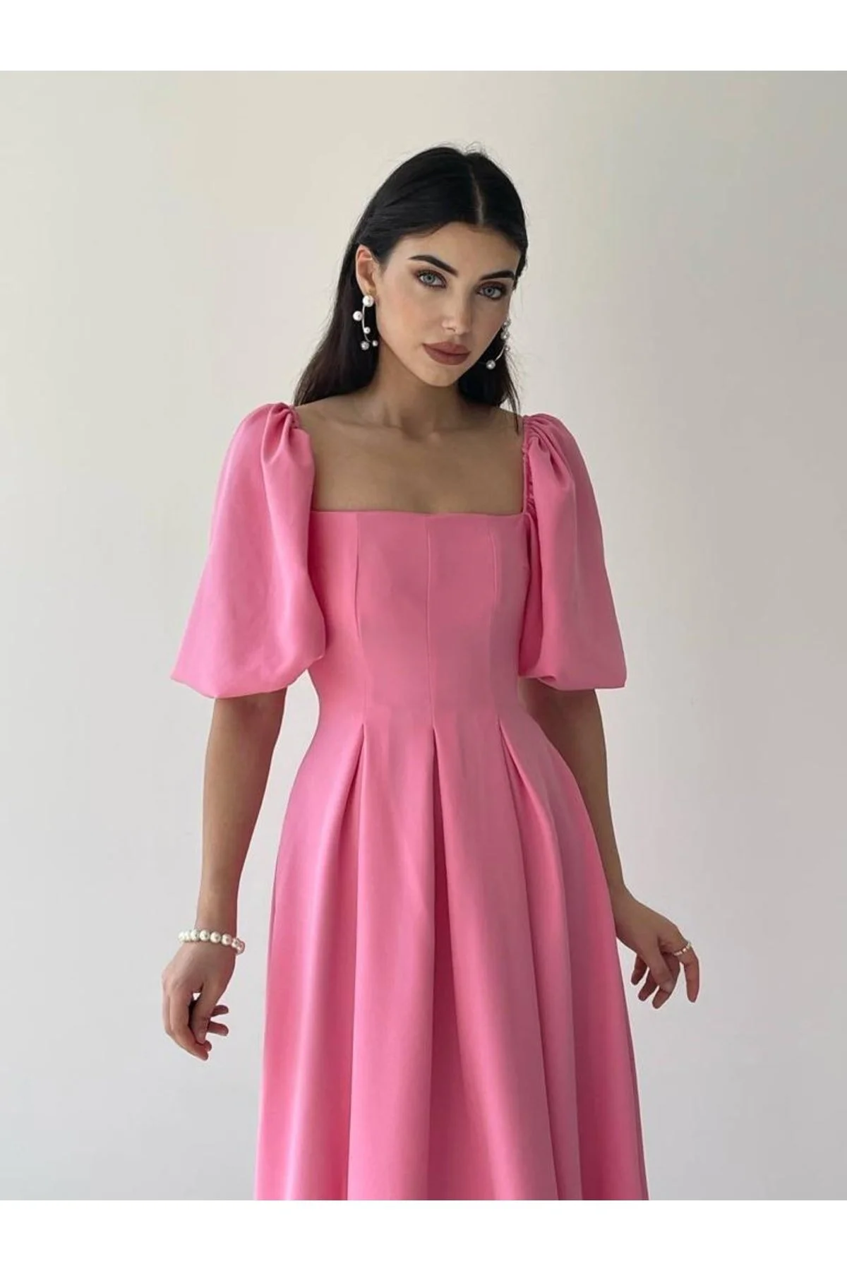 Daem Butik  Rosafarbenes Midikleid mit eckigem Ausschnitt, Ballonärmeln und Rüschenfutter für Damen