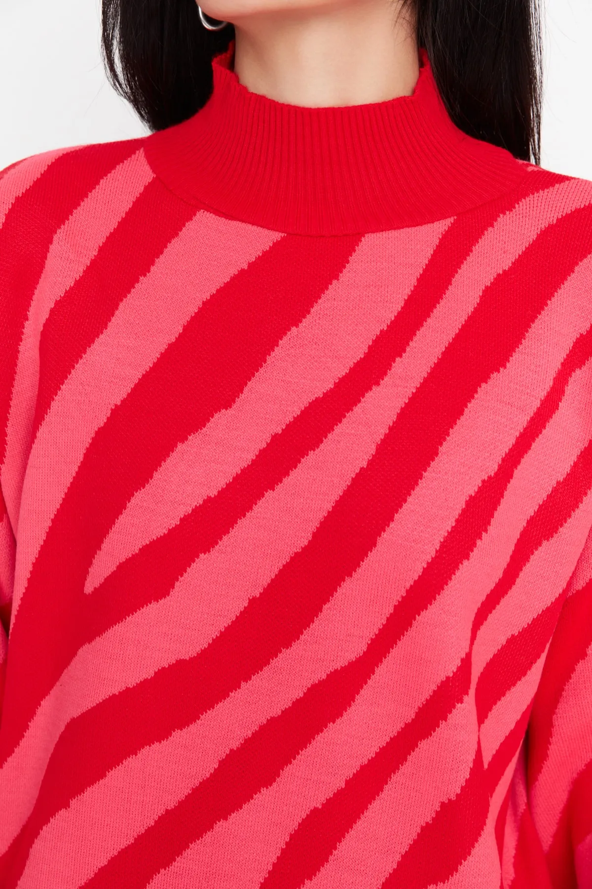 Trendyol Modest  Rot-rosa Strickpullover mit Tierstreifenmuster TCTAW23KZ00066