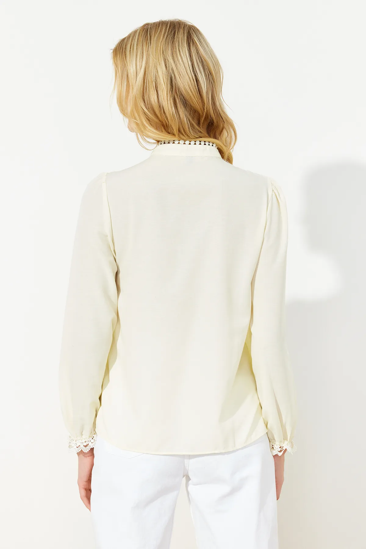 Trendyol Collection  Gelbes Baumwollhemd mit Spitzendetail - Regular Fit TWOAW21GO0077