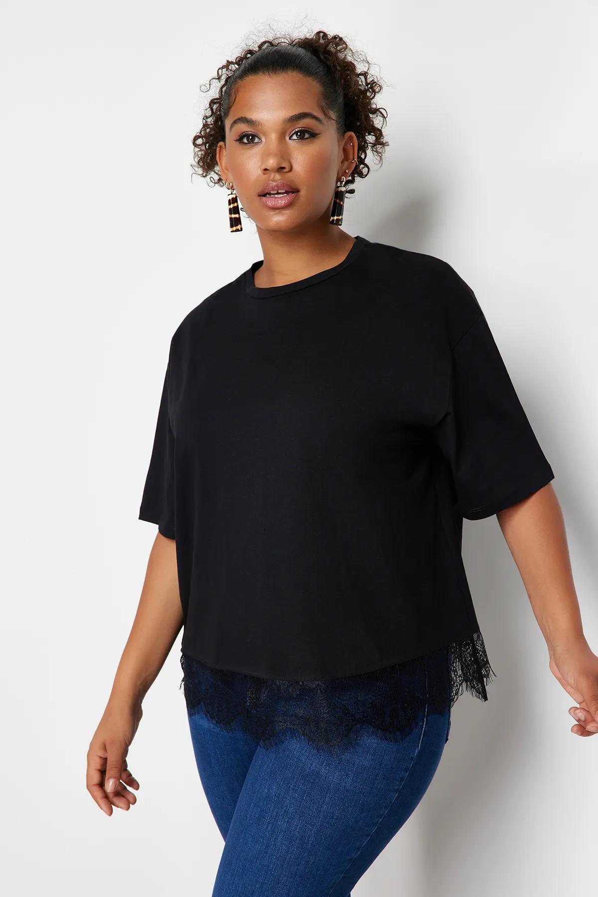 Trendyol Curve  Schwarzes Spitzen-Strick-T-Shirt TBSSS24BF00009