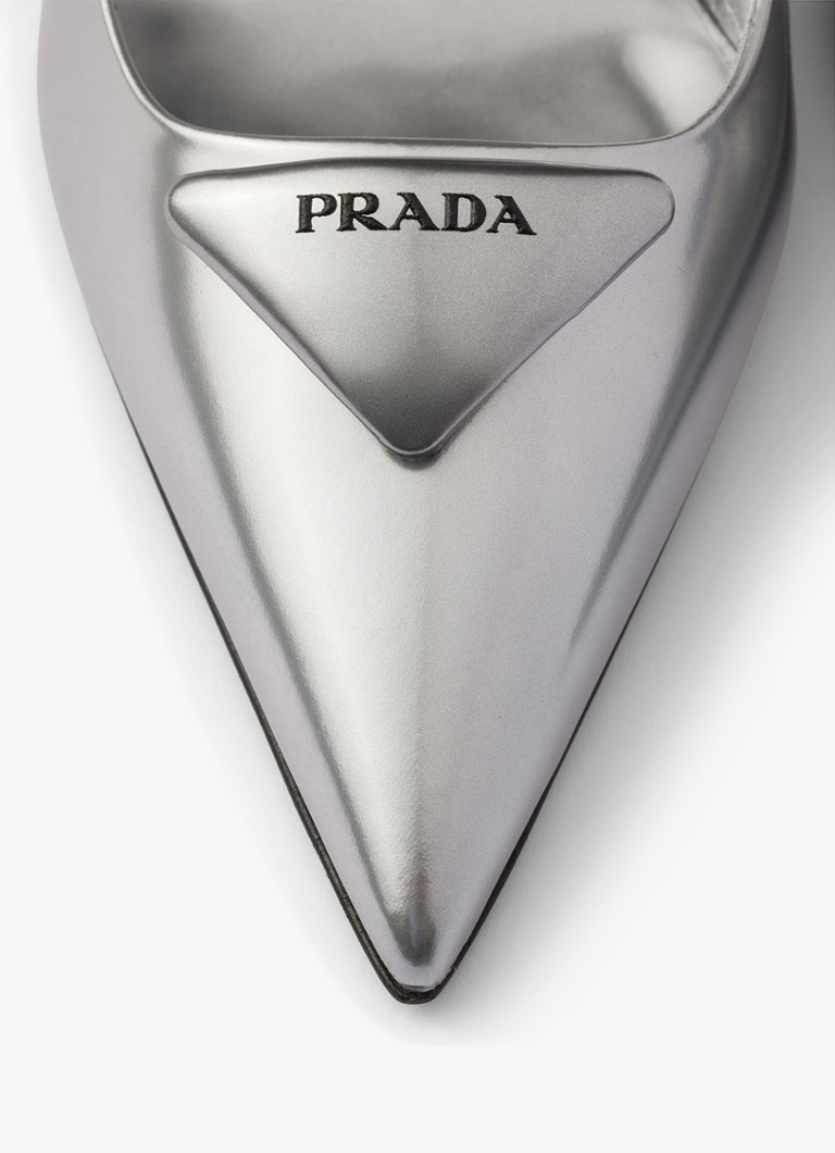 Prada nahkainen olkalaukku metallinhohtoisella viimeistelyllä