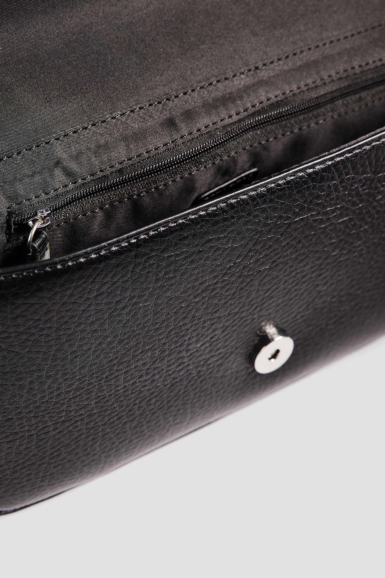 Umhängetasche mit Schnallendetail