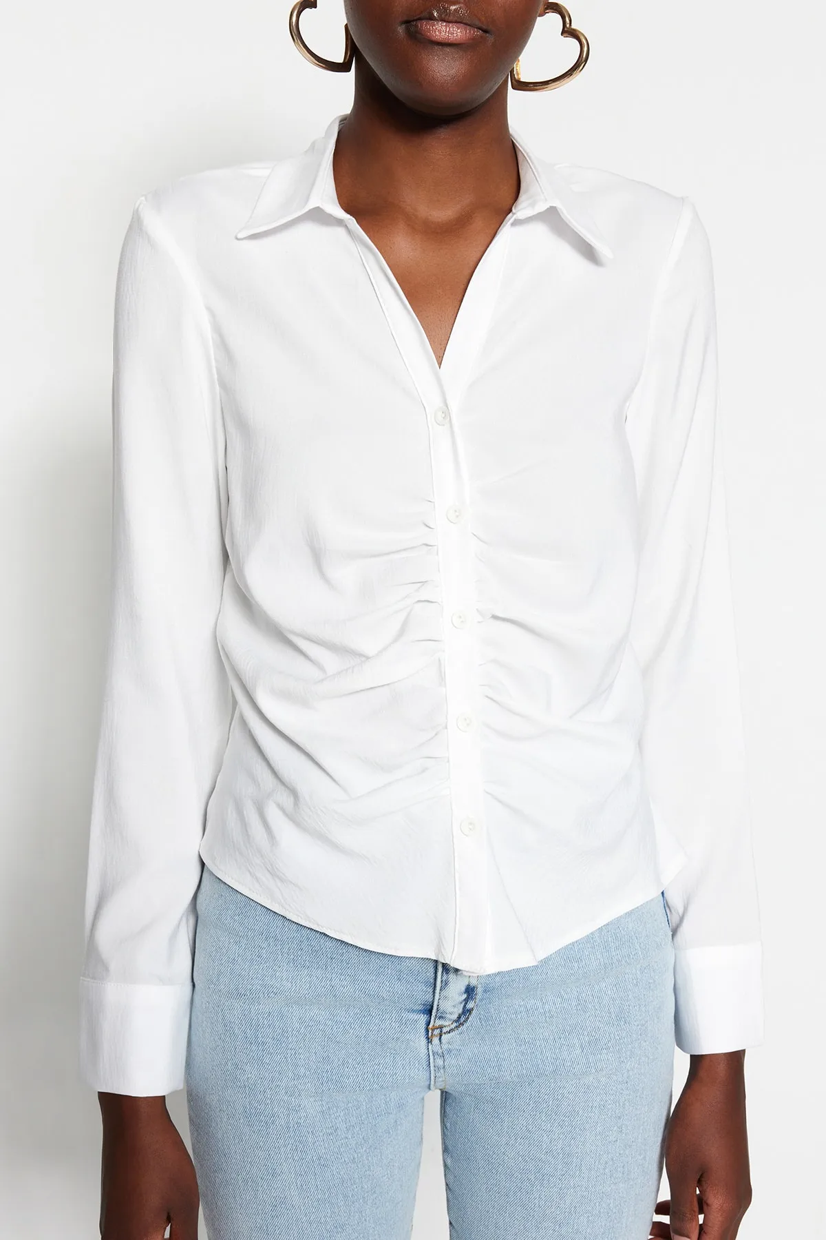 Trendyol Collection  Ecru-gerafftes, tailliertes/Slim-Fit-Webhemd TWOSS23GO00177