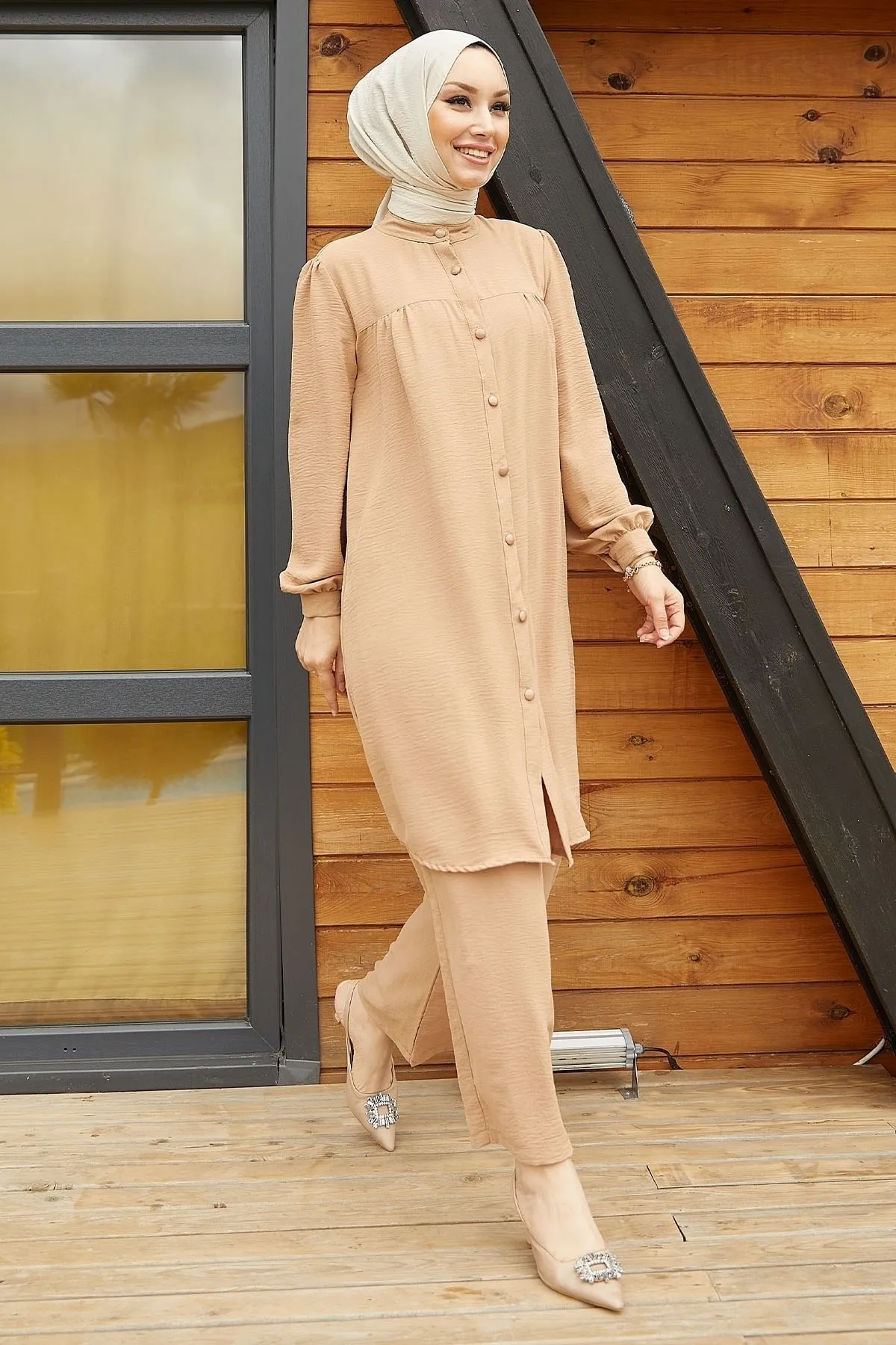 InStyle  Arfa Ayrobin geknöpfter Freizeitanzug – Milchkaffee