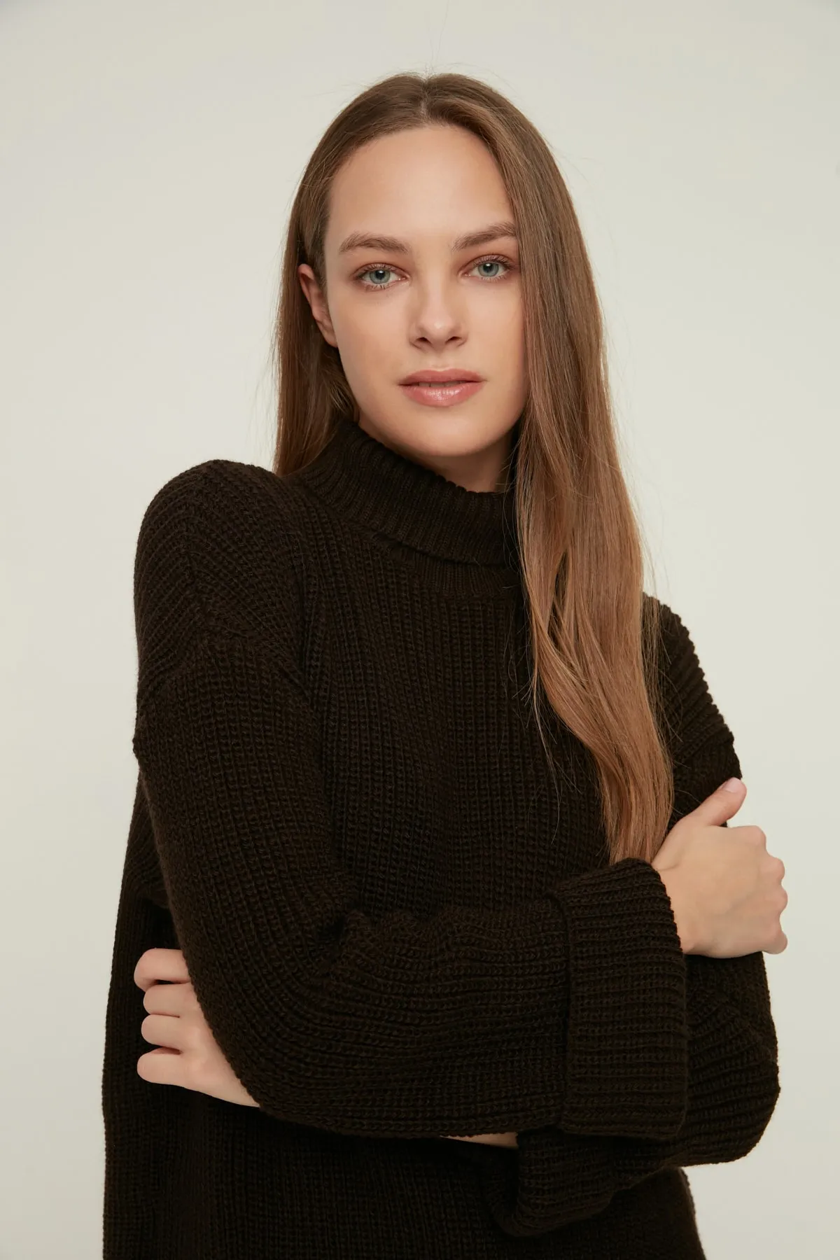 Trendyol Modest  Brauner Rollkragenpullover aus Strick TCTAW22AK0156