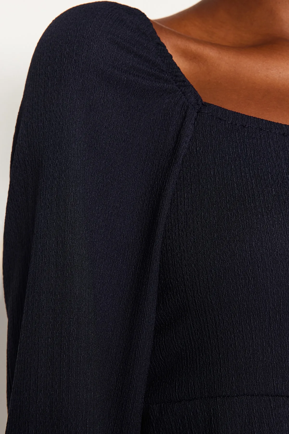 Trendyol Collection  Marineblaues Midi-Strickkleid mit quadratischem Ausschnitt und Schlitz und langen Ärmeln TWOAW24EL00188