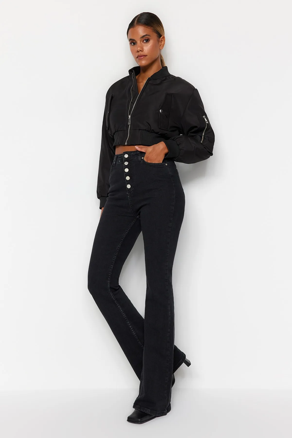 Trendyol Collection  Schwarze Schlagjeans mit hoher Taille und Knopfleiste vorn TWOSS20JE0111