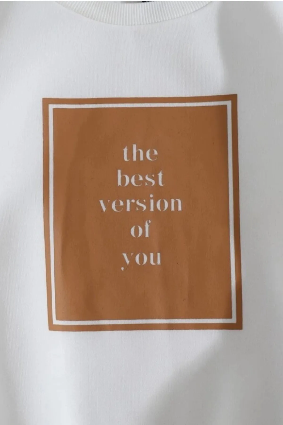 MODAGEN  Unisex-Sweatshirt „The Best“ in Weiß mit Rundhalsausschnitt