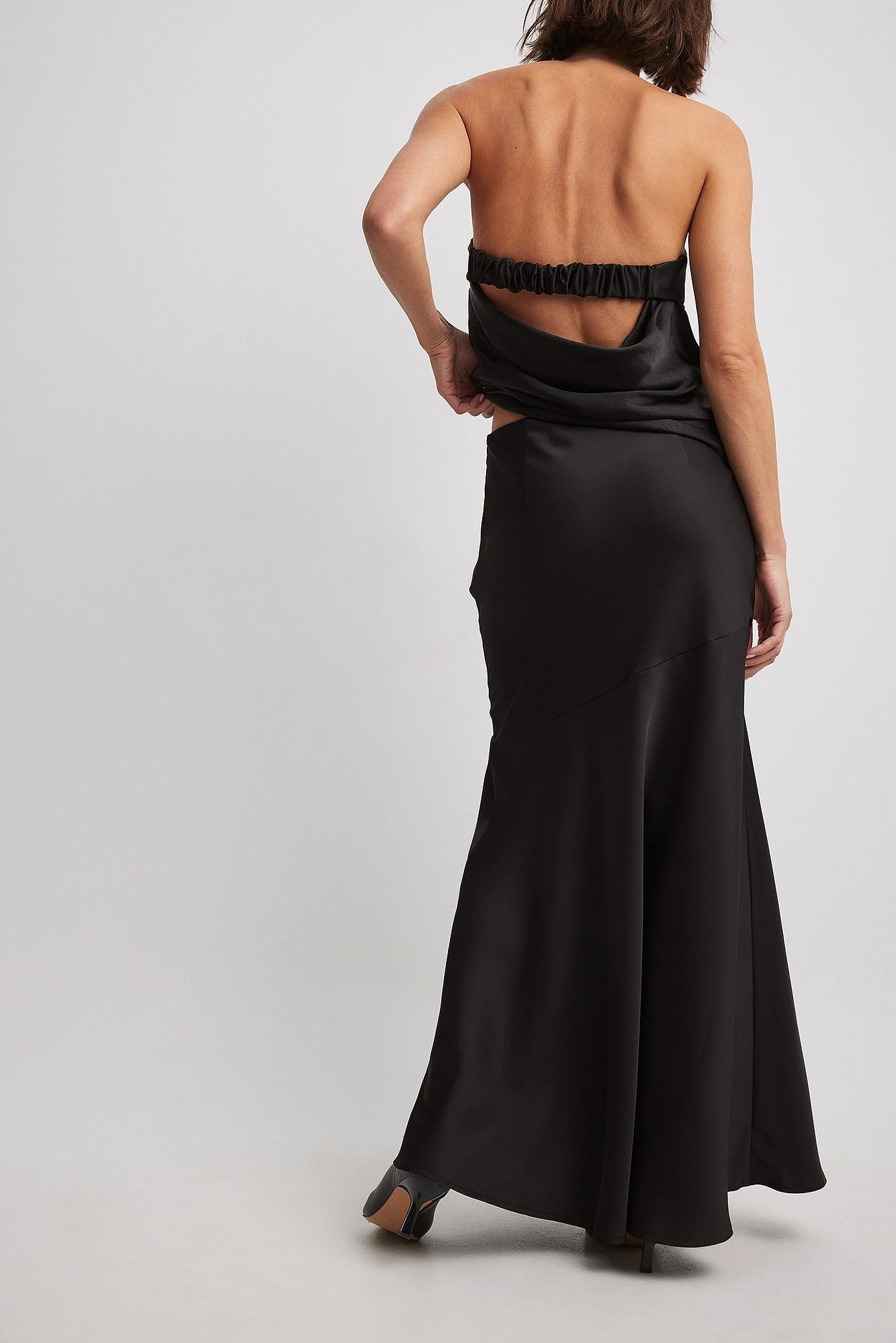 Asymmetrischer Satin-Maxirock mit Nahtdetails