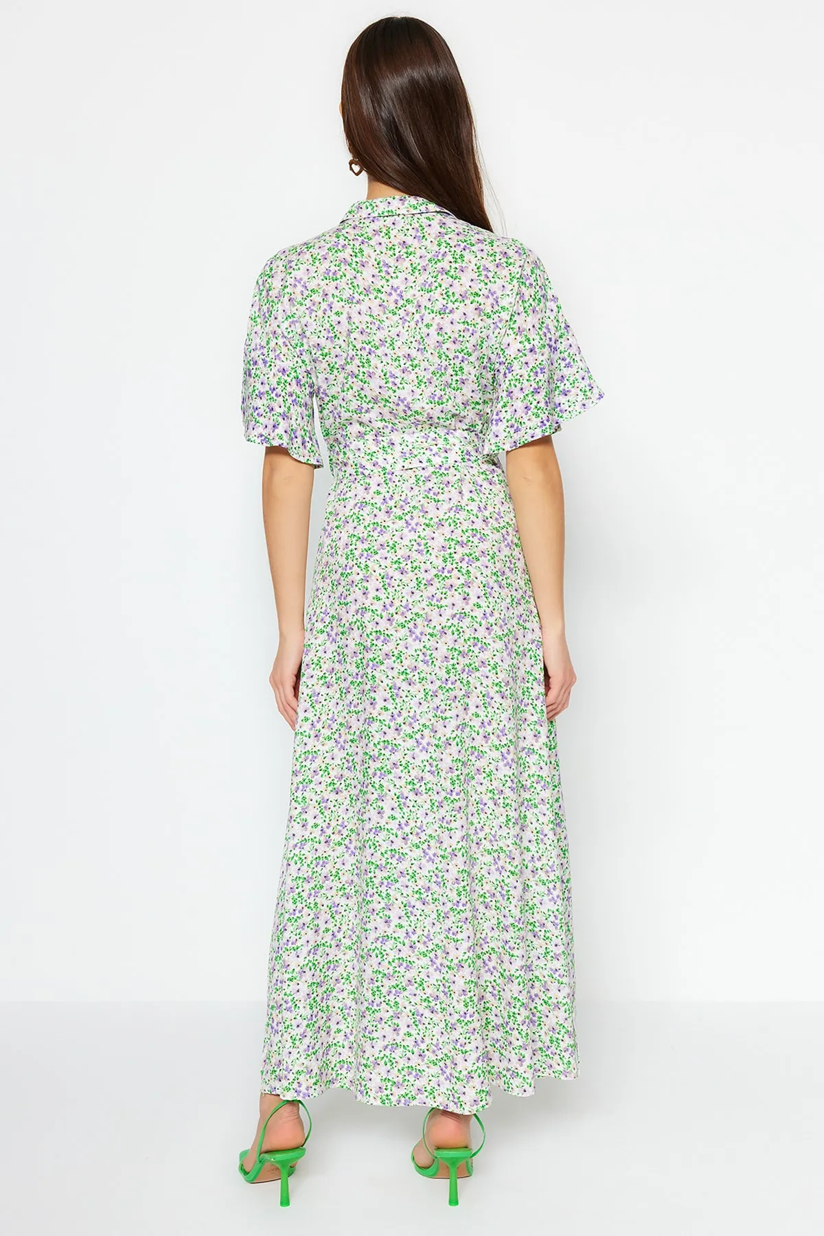 Trendyol Collection  Lilafarbenes, gewebtes Maxi-Hemdkleid aus Viskose mit Blumendruck und Gürtel TWOSS19EL0094