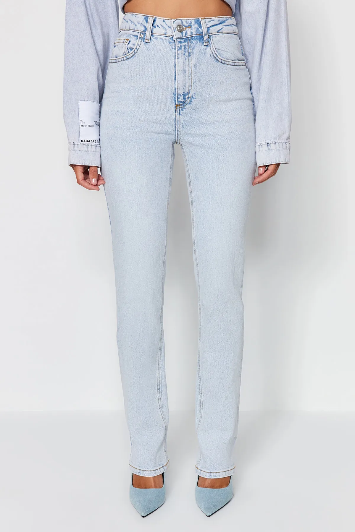 Trendyol Collection  Hellblaue Schlagjeans mit hoher Taille TWOAW23JE00657