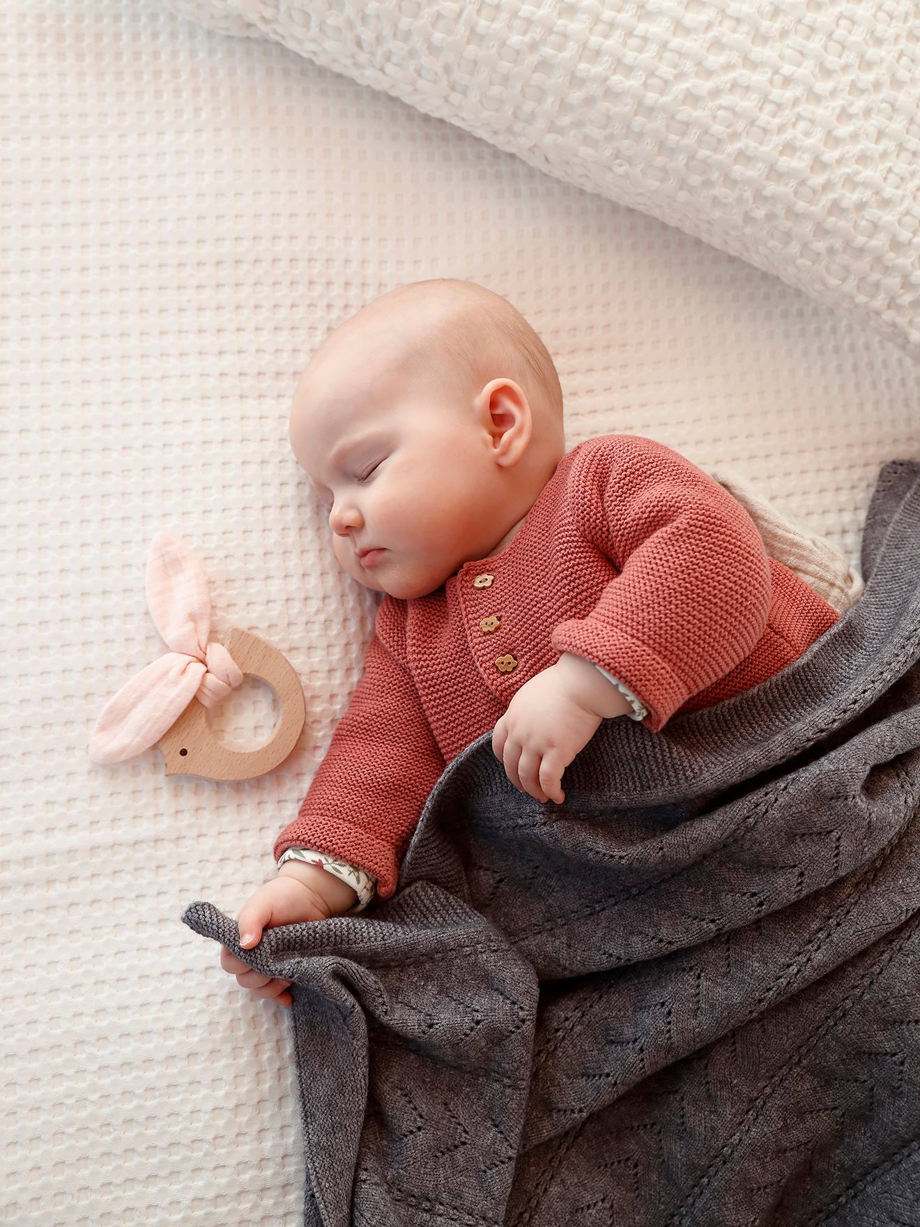 Couverture bébé en tricot gris chiné