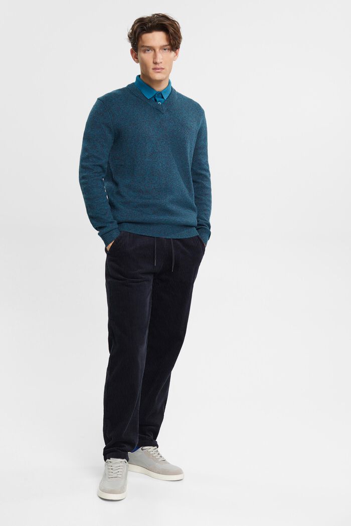 Zweifarbiger Strickpullover mit V-Ausschnitt