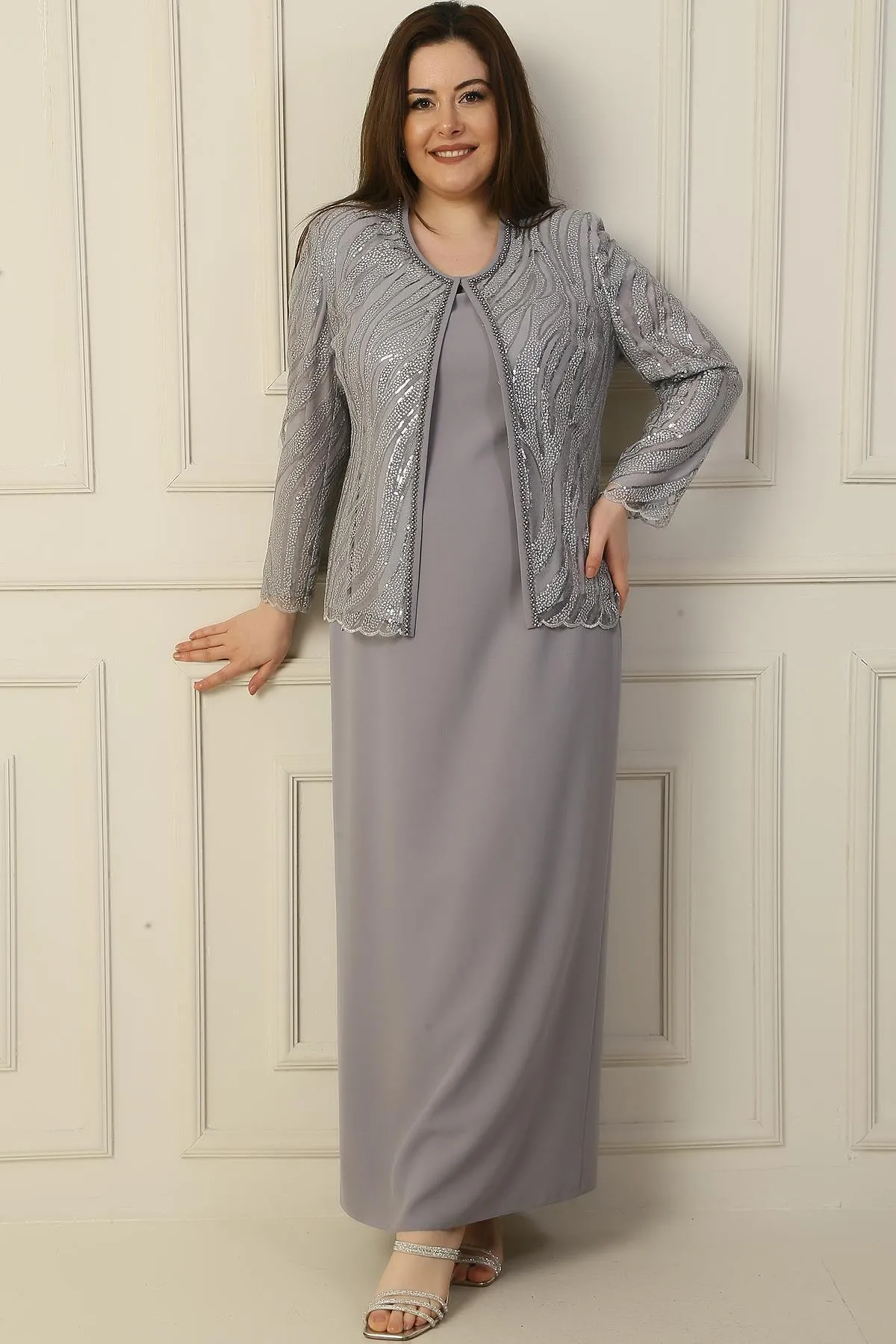 By Saygı  Langes Kleid mit Halbmondärmeln, mit Perlen und Pailletten bestickt, Jacke aus Tüll, gefüttert, 2-teiliges Set in Übergröße