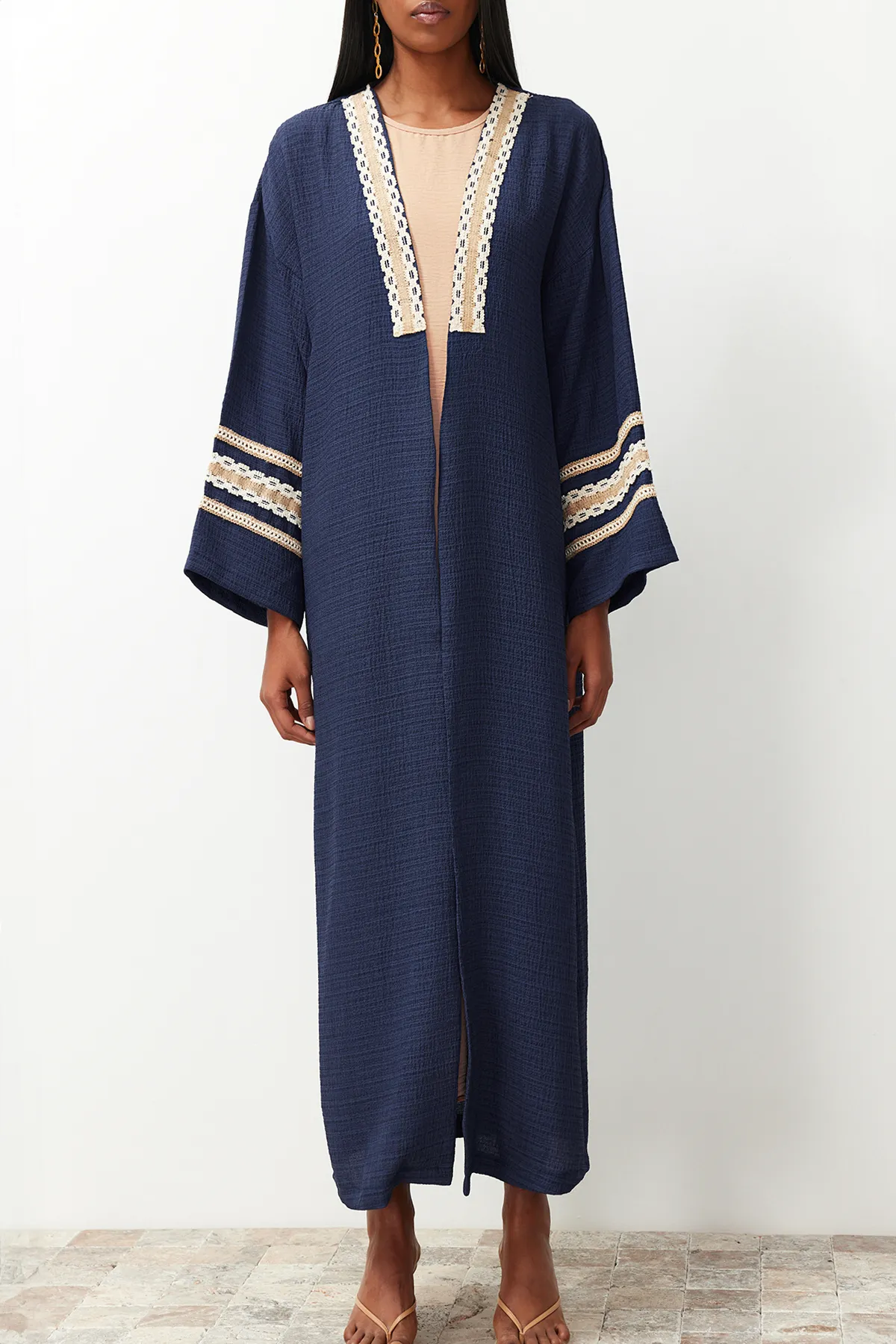 Trendyol Modest  Langer gewebter Kimono & Kaftan & Abaya mit Indigo-Brode-Details TCTSS24KF00006