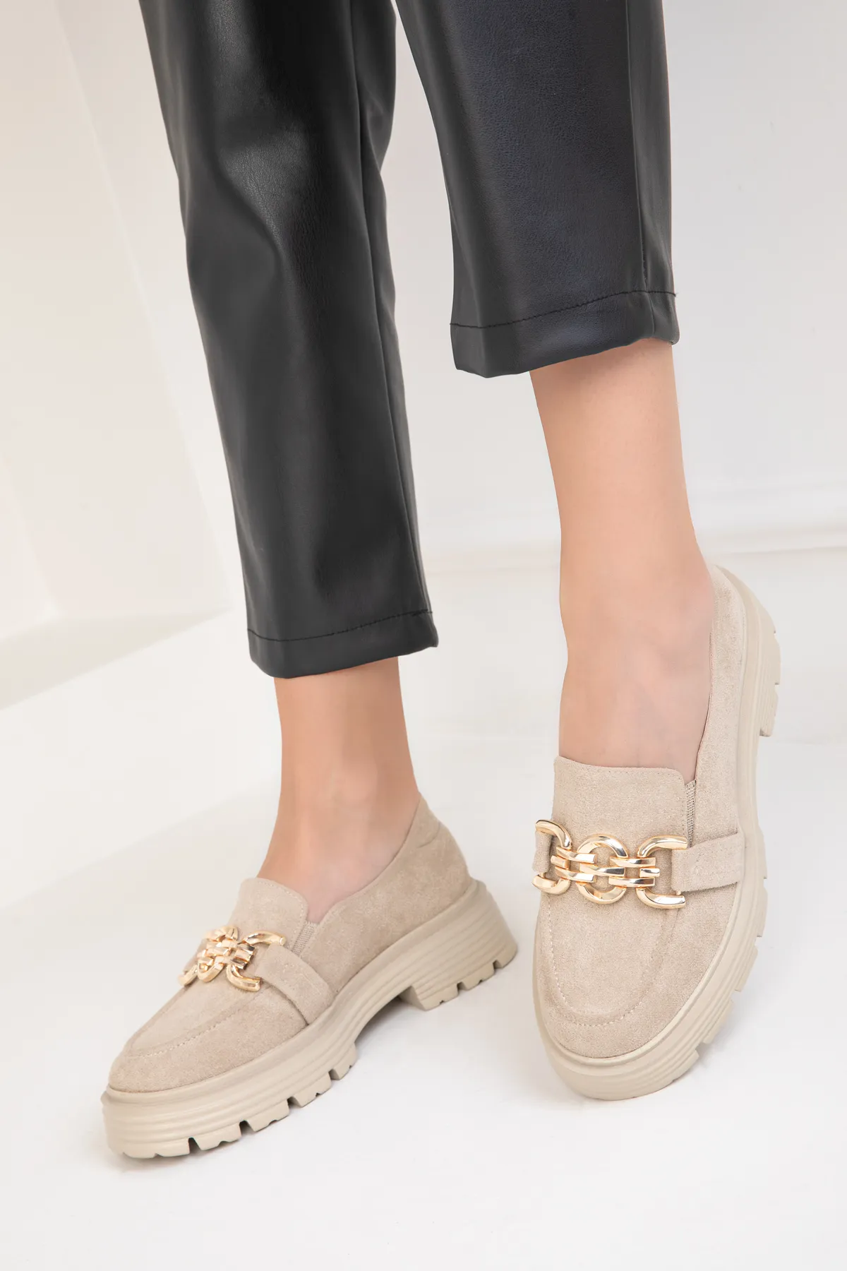 SOHO  Freizeitschuhe für Damen aus Wildleder 18738