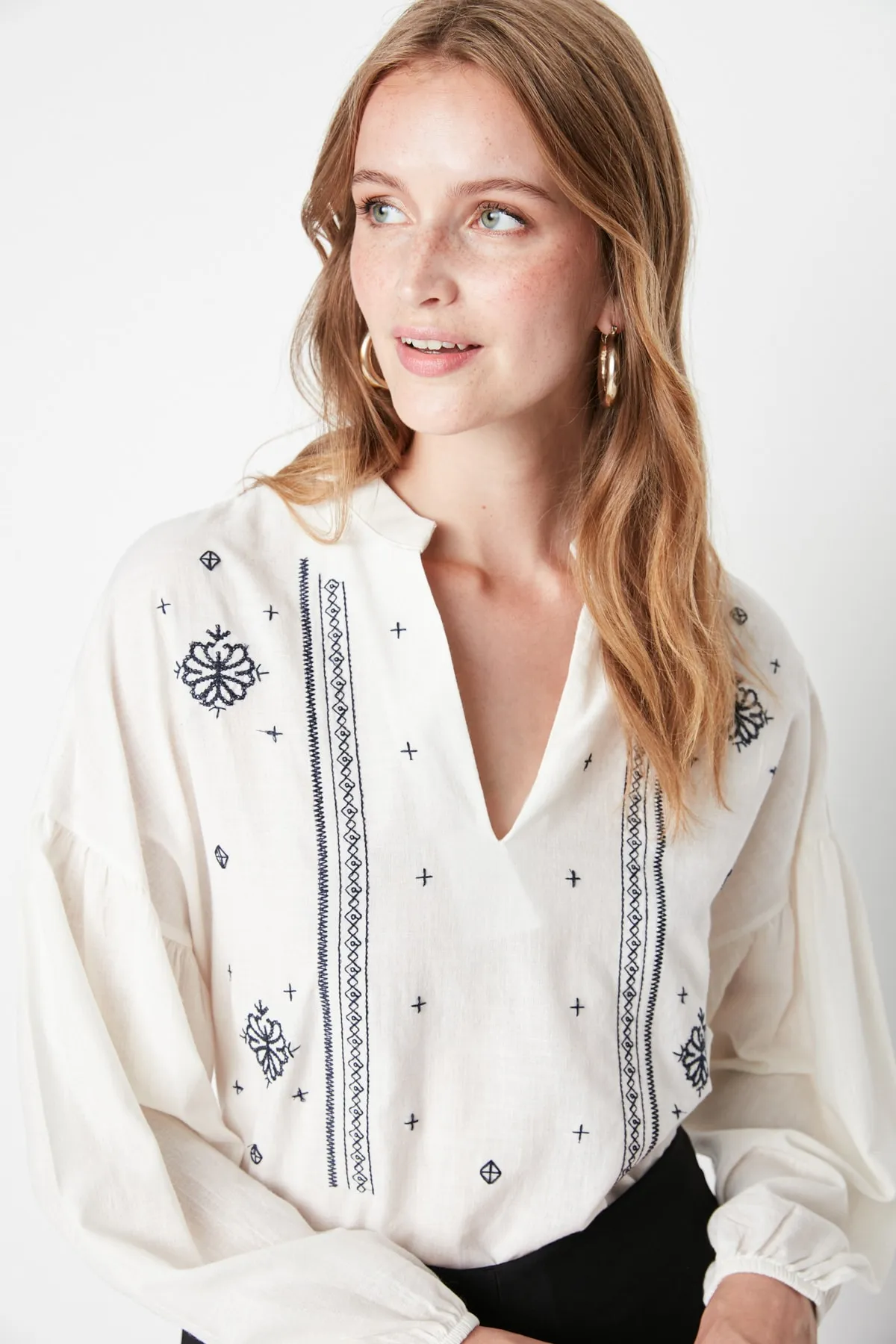 Trendyol Collection  Weiße, bestickte, gewebte Bluse mit Ballonärmeln TWOSS20BZ0284