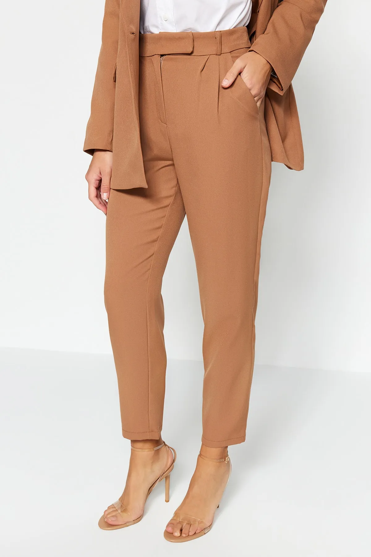 Trendyol Modest  Kamelfarbenes Blazer-Jacken-Hosen-Set aus gewebtem Oberteil und Unterteil TCTAW23US00132
