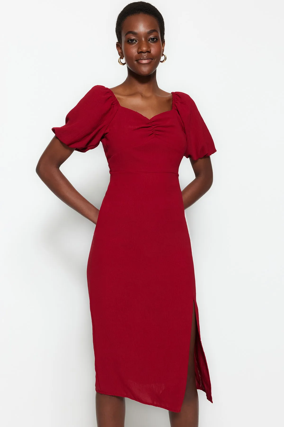 Trendyol Collection  Burgunderfarbenes, figurbetontes Midi-Webkleid mit Schlitz und Rückendetail TWOSS23EL01164