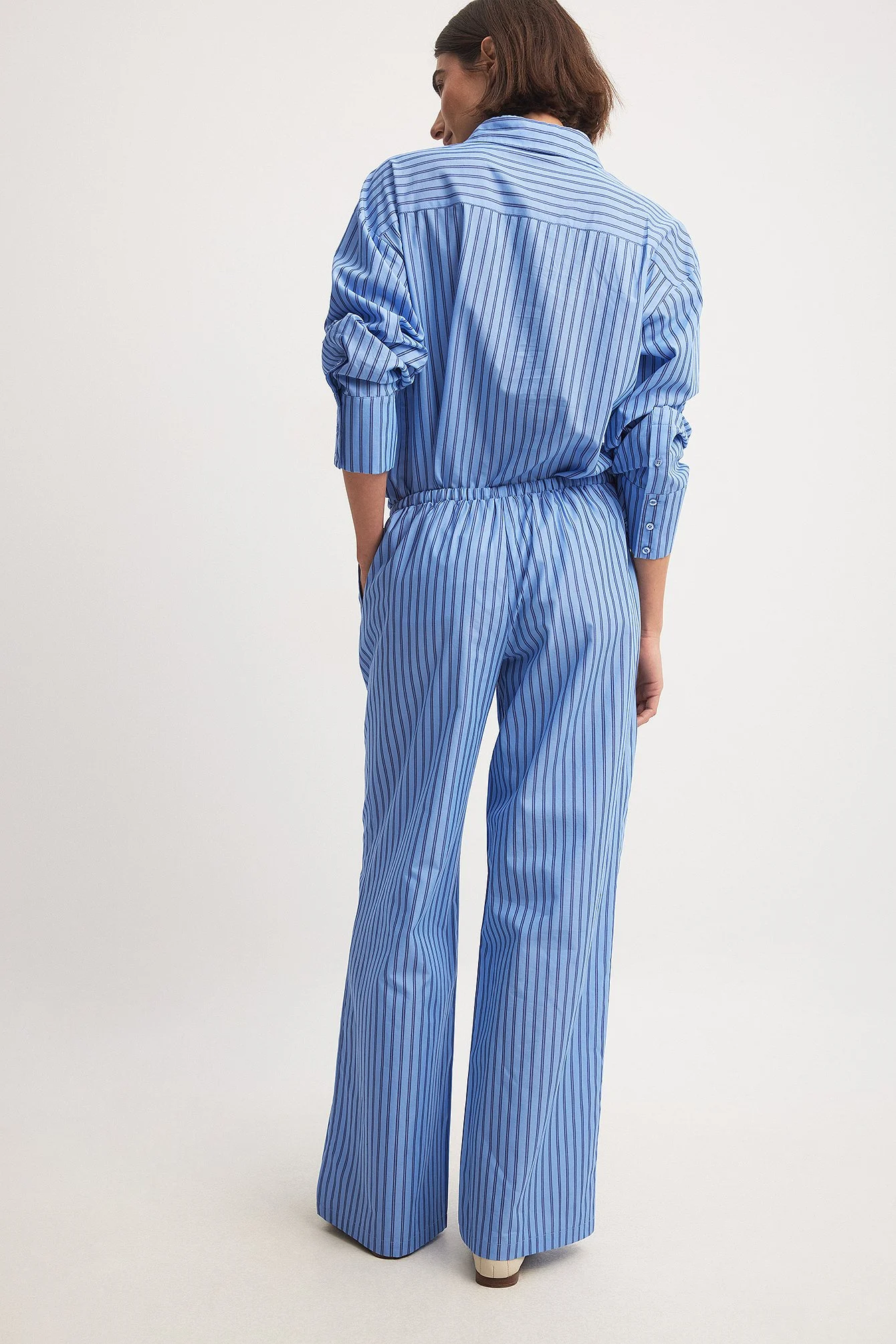 Gestreifte elastische Hose mit halbhoher Taille