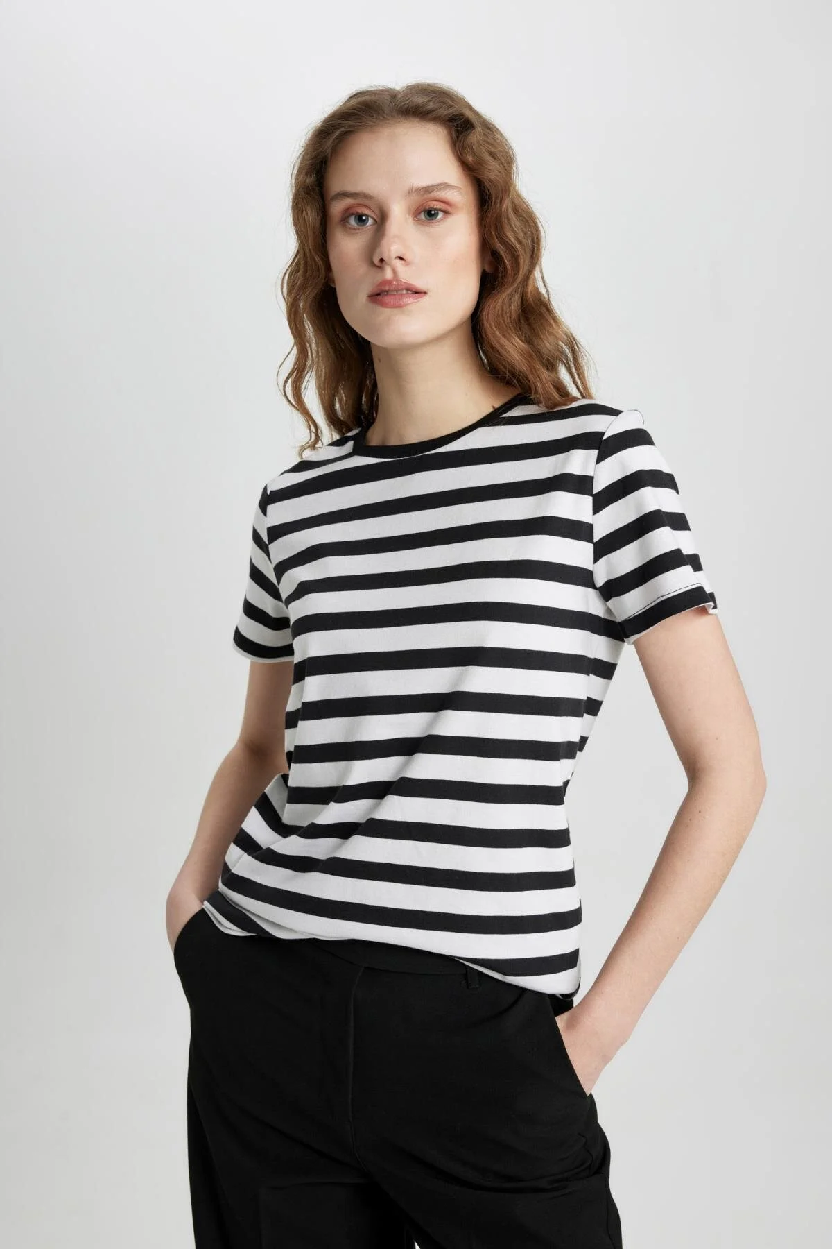 DeFacto  Kurzarm-T-Shirt mit normaler Passform und Rundhalsausschnitt C2612ax24sp