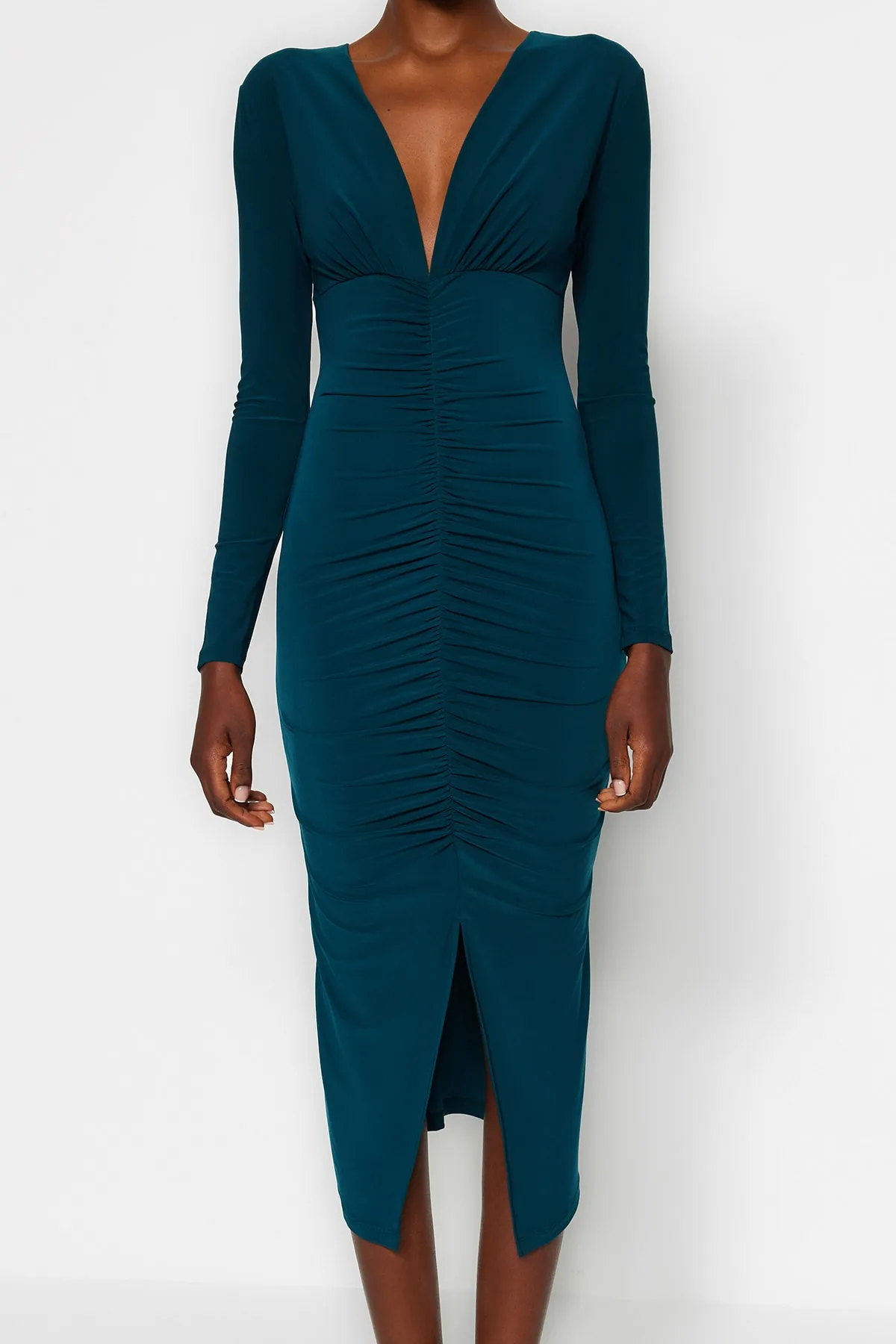 Trendyol Collection  Smaragdgrünes, drapiertes, figurbetontes, flexibles Midi-Strickkleid mit V-Ausschnitt TWOAW24EL00197