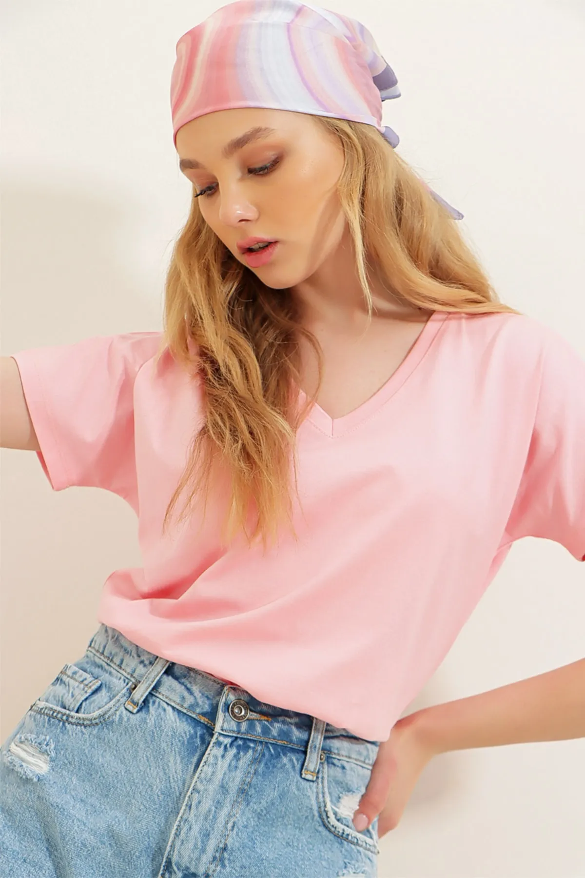 Trend Alaçatı Stili  Damen-Puder-Basic-T-Shirt mit V-Ausschnitt ALC-1045-A