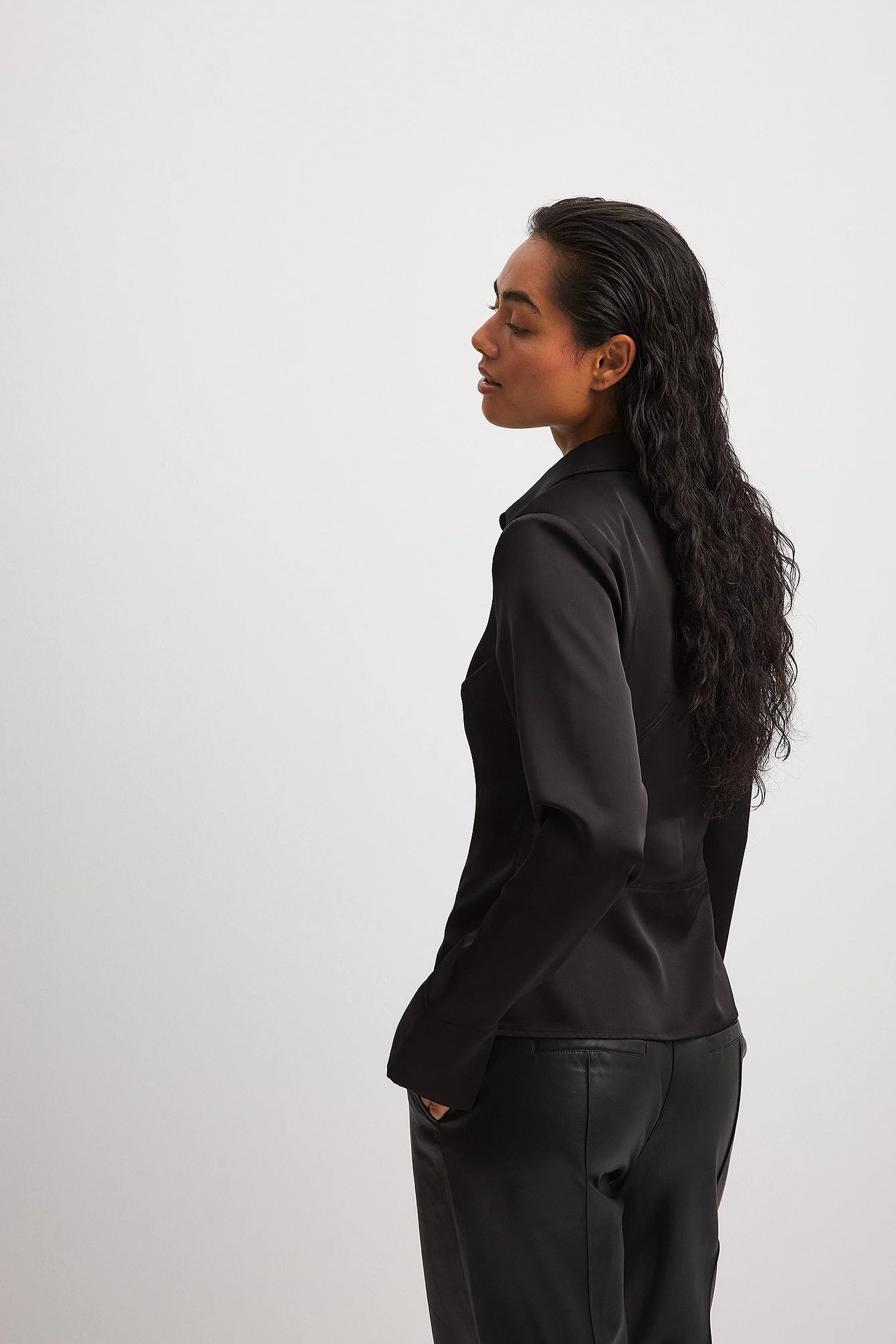 Satinbluse mit spitzen Schultern