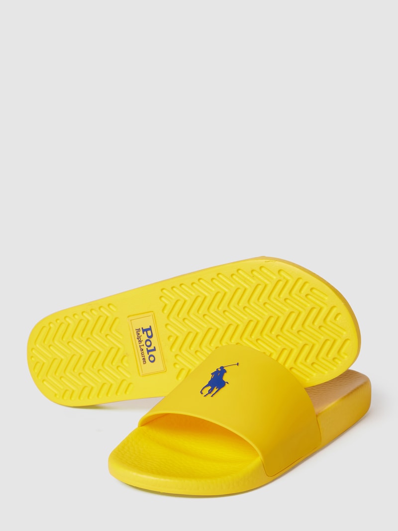 Slides mit Label-Prägung in hellgelb
