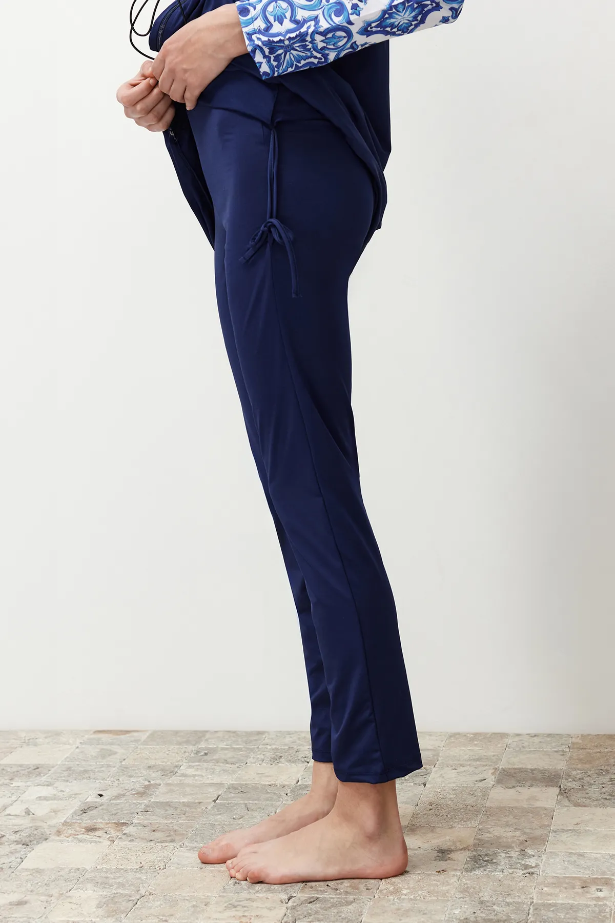 Trendyol Modest  Blaues, vollständig bedecktes, 4-teiliges, gemustertes Badeanzug-Set TCTSS23CF00036