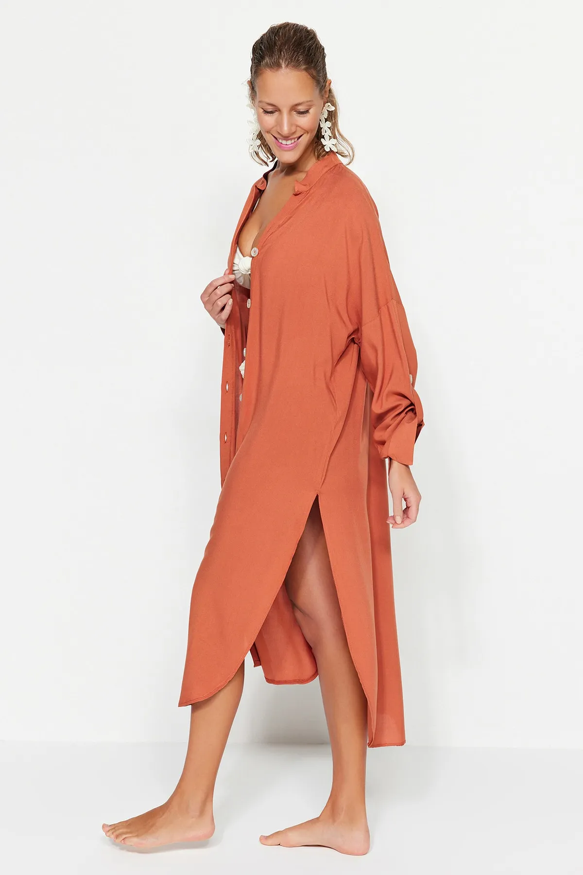 Trendyol Collection  Braunes Midi-Strandkleid aus Webstoff TBESS21EL3318